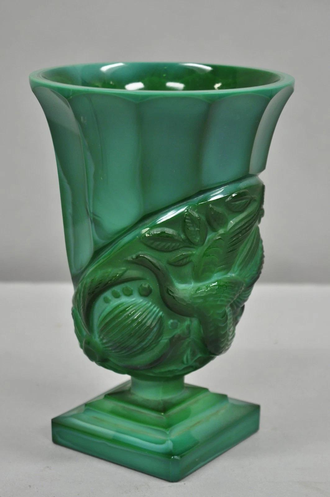 Inconnu Arte Antiques Art Deco Malachite Jade Green Verre Tchèque Piédestal Vase avec Oiseau en vente