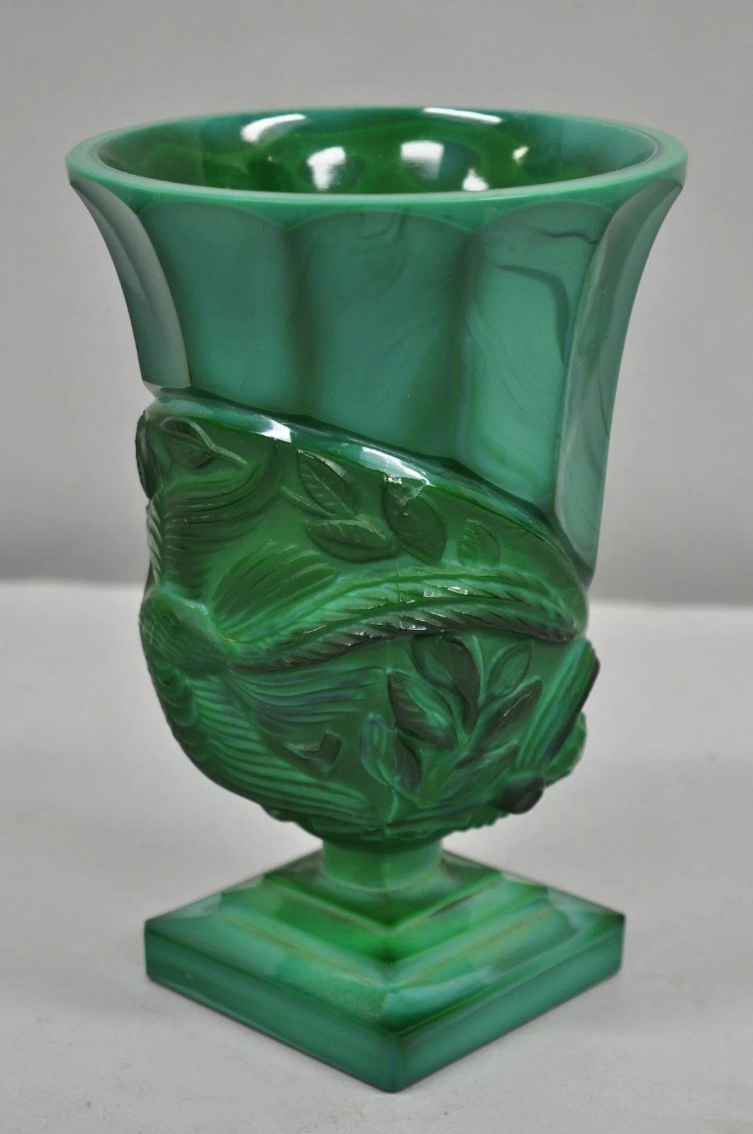 Arte Antiques Art Deco Malachite Jade Green Verre Tchèque Piédestal Vase avec Oiseau Bon état - En vente à Philadelphia, PA