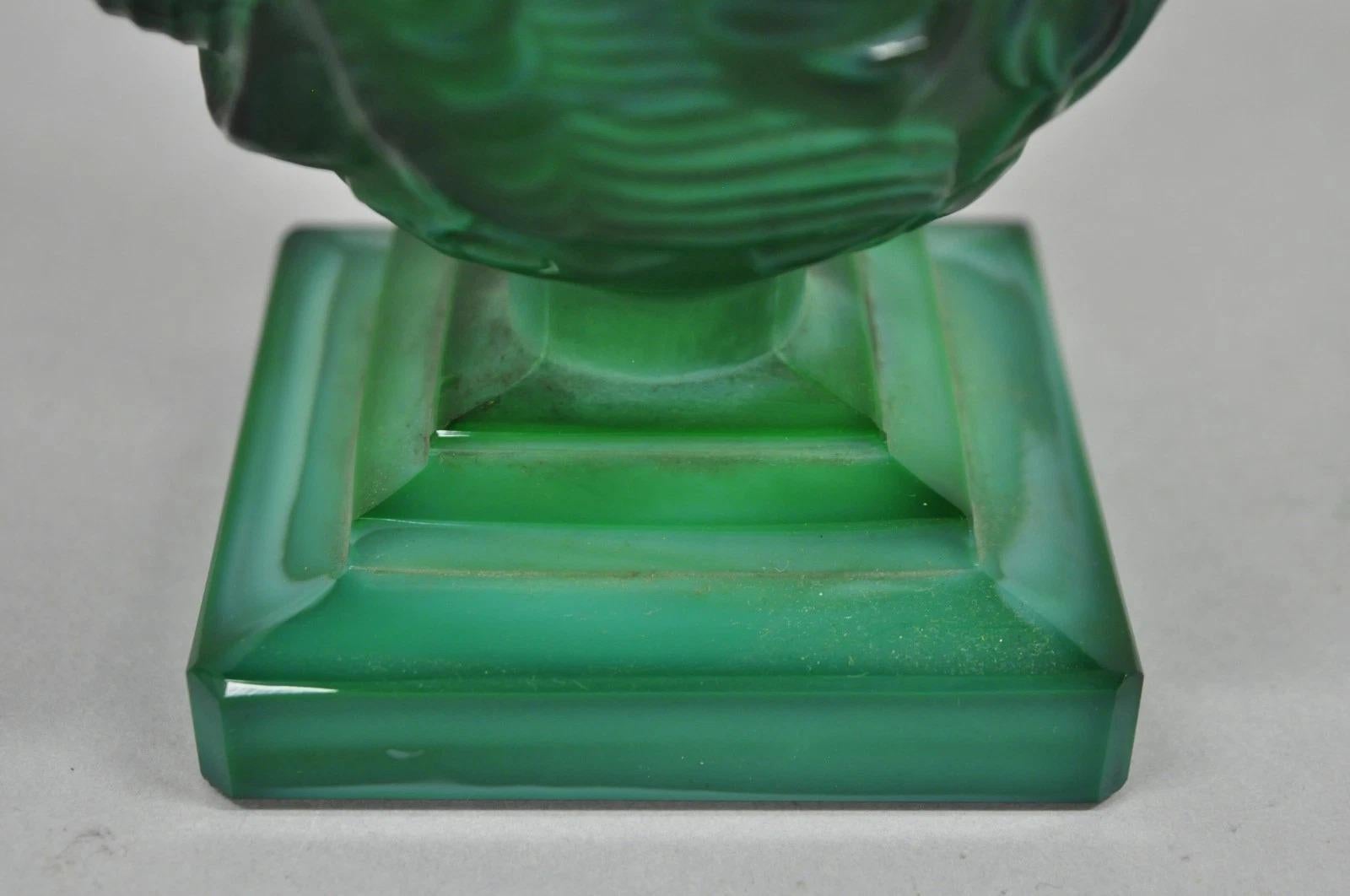 20ième siècle Arte Antiques Art Deco Malachite Jade Green Verre Tchèque Piédestal Vase avec Oiseau en vente