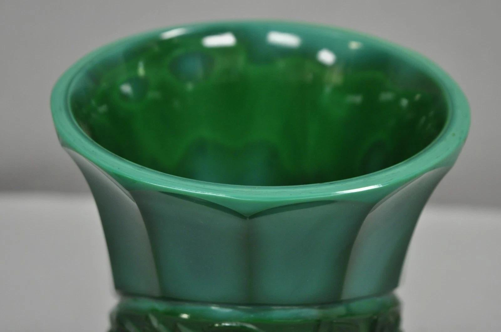 Arte Antiques Art Deco Malachite Jade Green Verre Tchèque Piédestal Vase avec Oiseau en vente 1