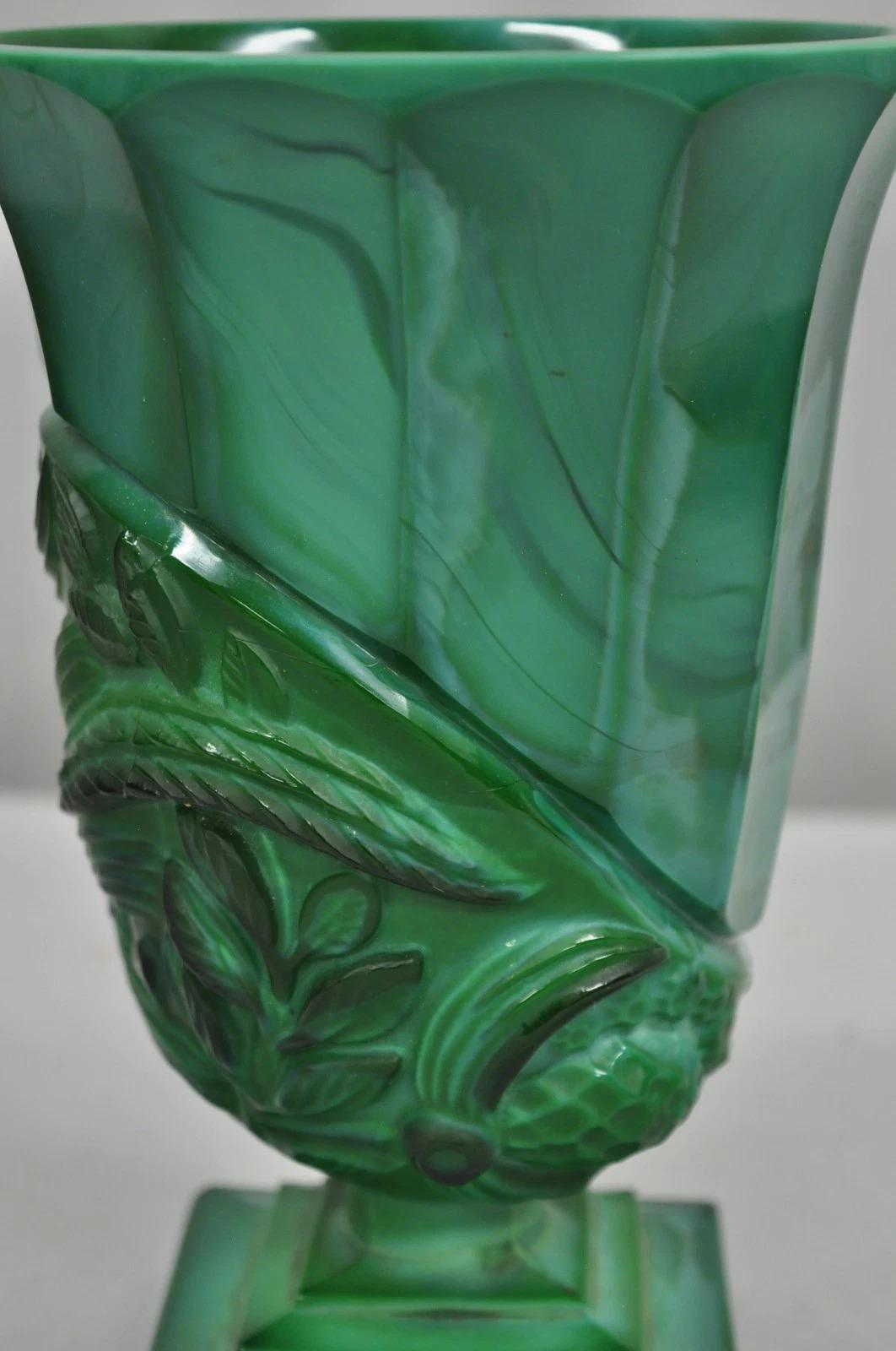 Arte Antiques Art Deco Malachite Jade Green Verre Tchèque Piédestal Vase avec Oiseau en vente 3