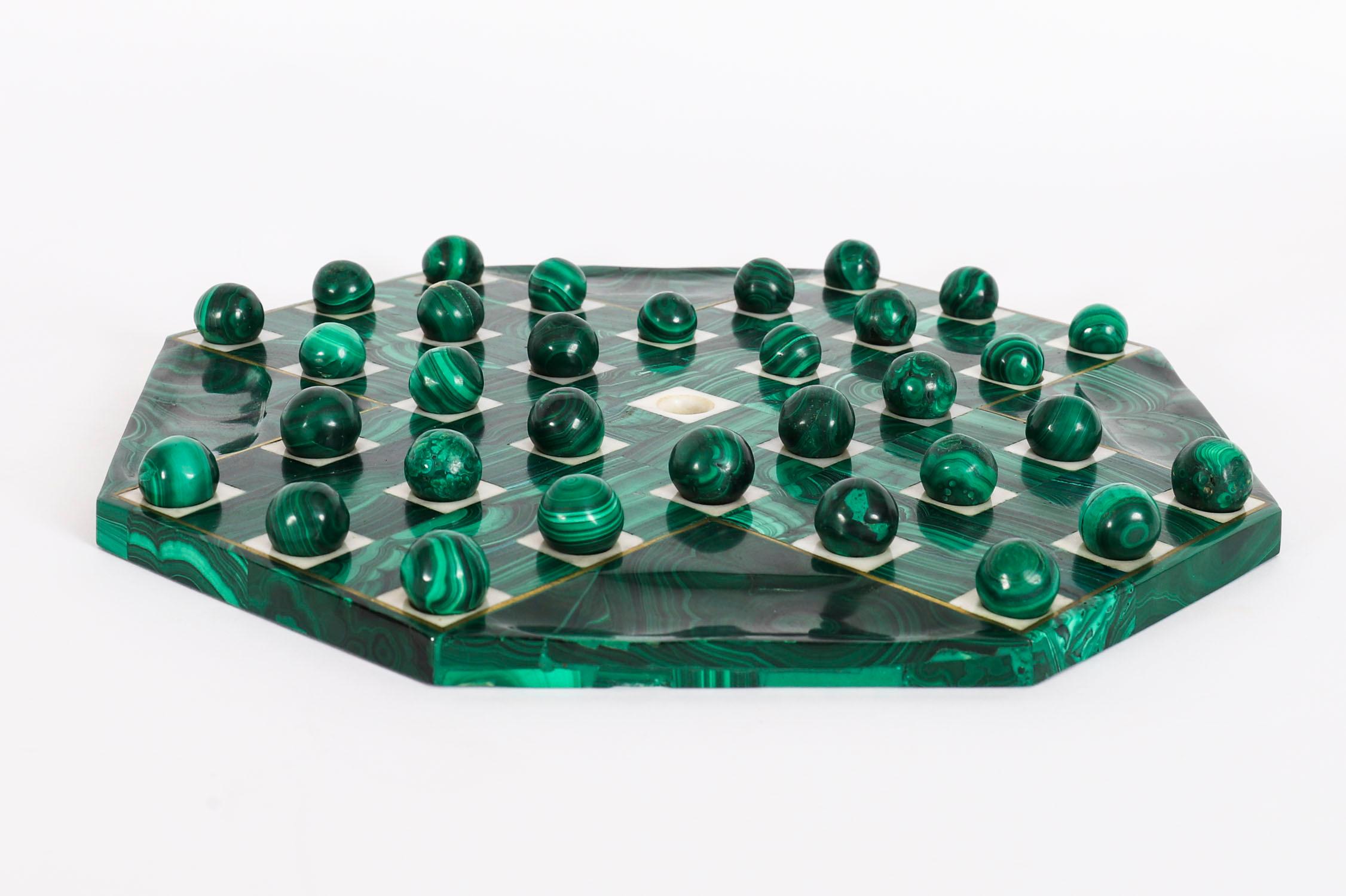 Voici un magnifique solitaire en malachite de style Arte Antiques avec des billes de malachite, datant de 1930.

Ajoutez ce joli set à votre collection.

Condit :
En excellent état et sans dommage, voir les photos pour confirmation.

Dimensions en