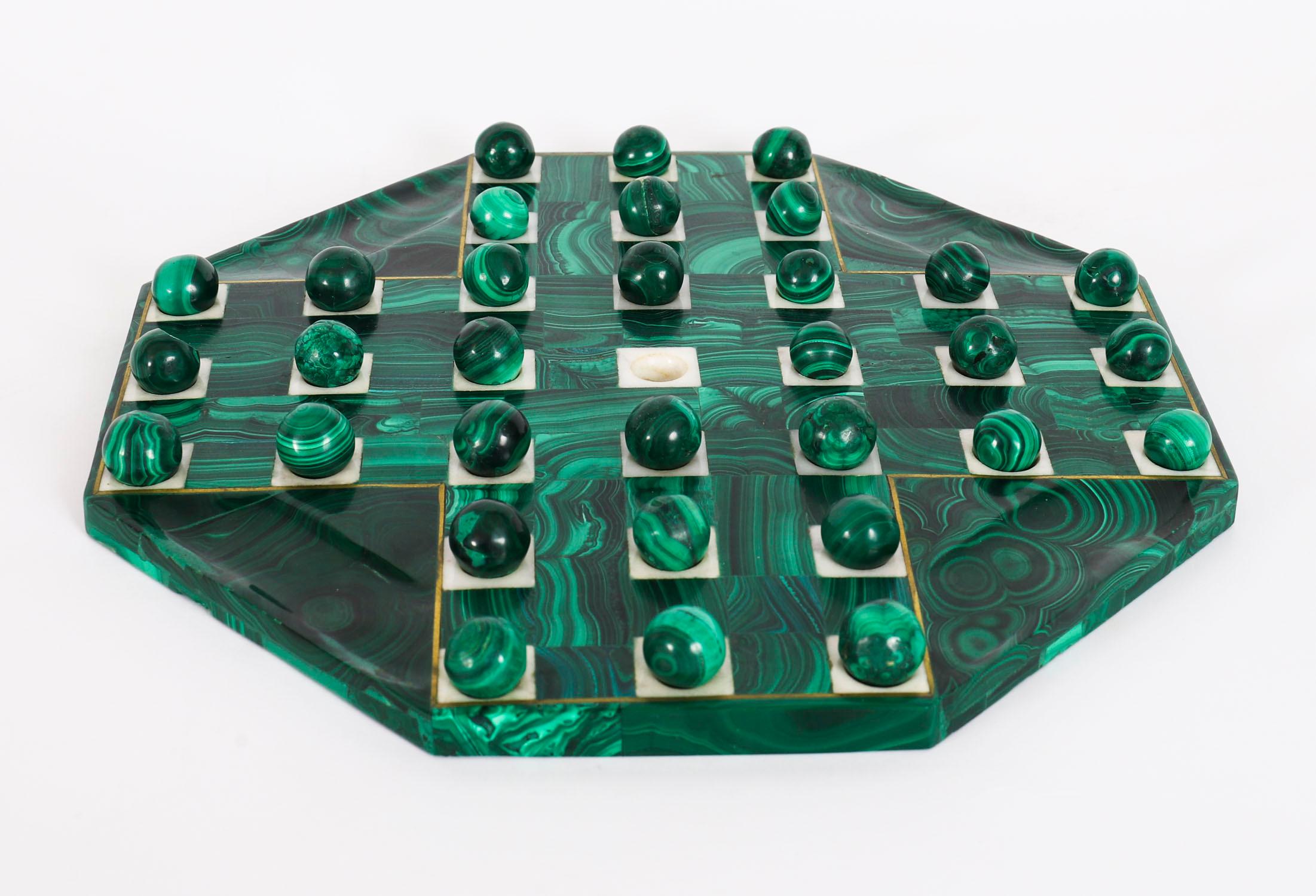 Art déco Ancienne planche de solitaire et billes en malachite Art Déco 20ème siècle en vente