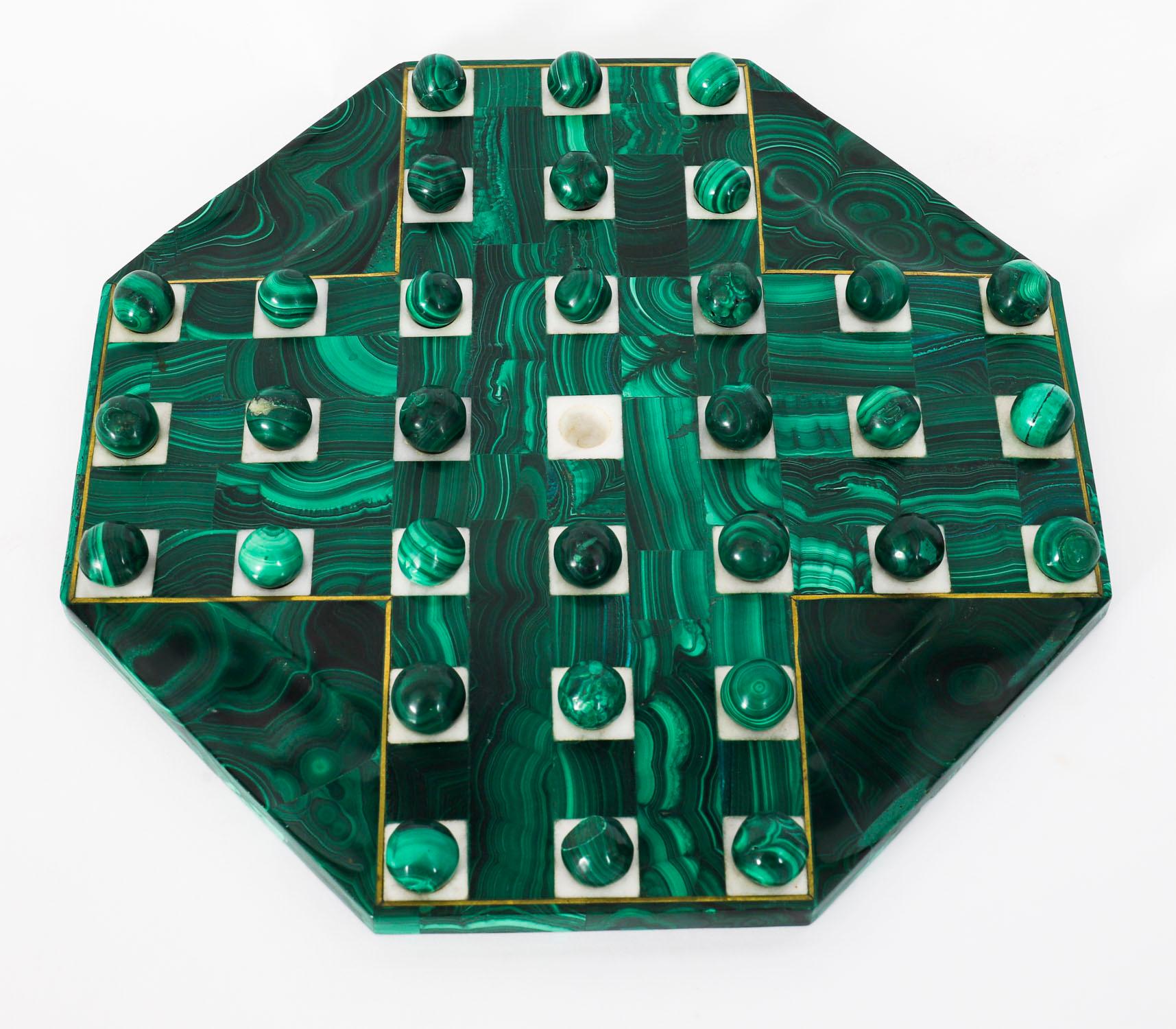 Ancienne planche de solitaire et billes en malachite Art Déco 20ème siècle Bon état - En vente à London, GB
