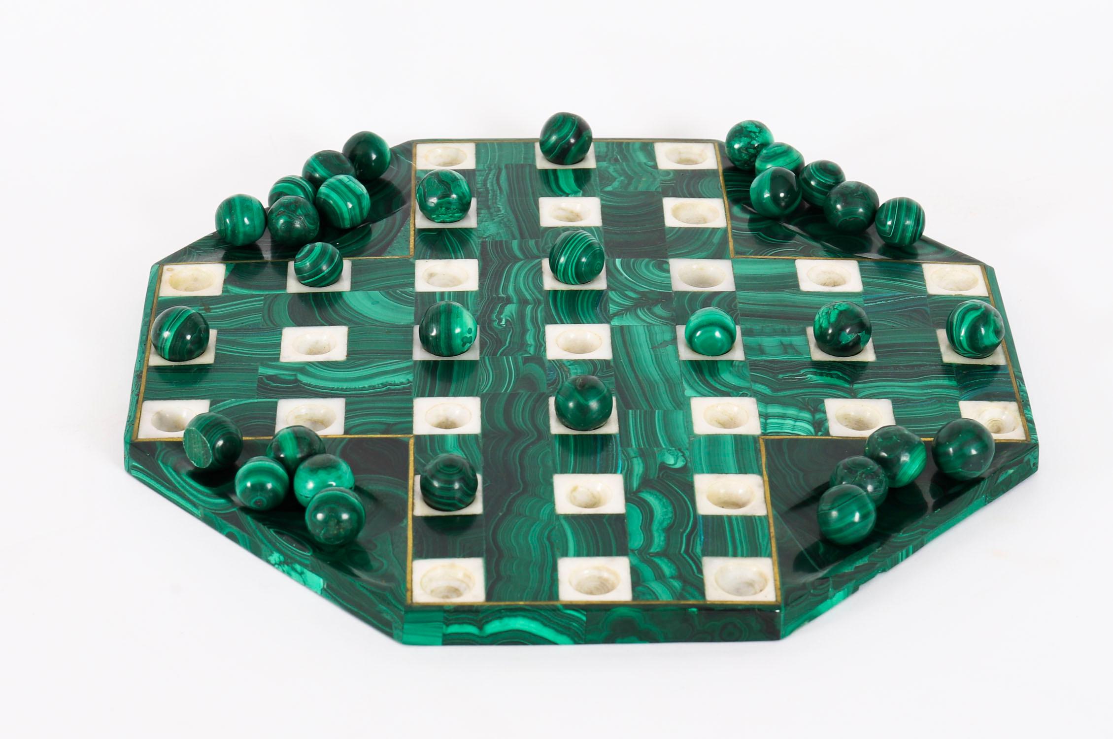 20ième siècle Ancienne planche de solitaire et billes en malachite Art Déco 20ème siècle en vente