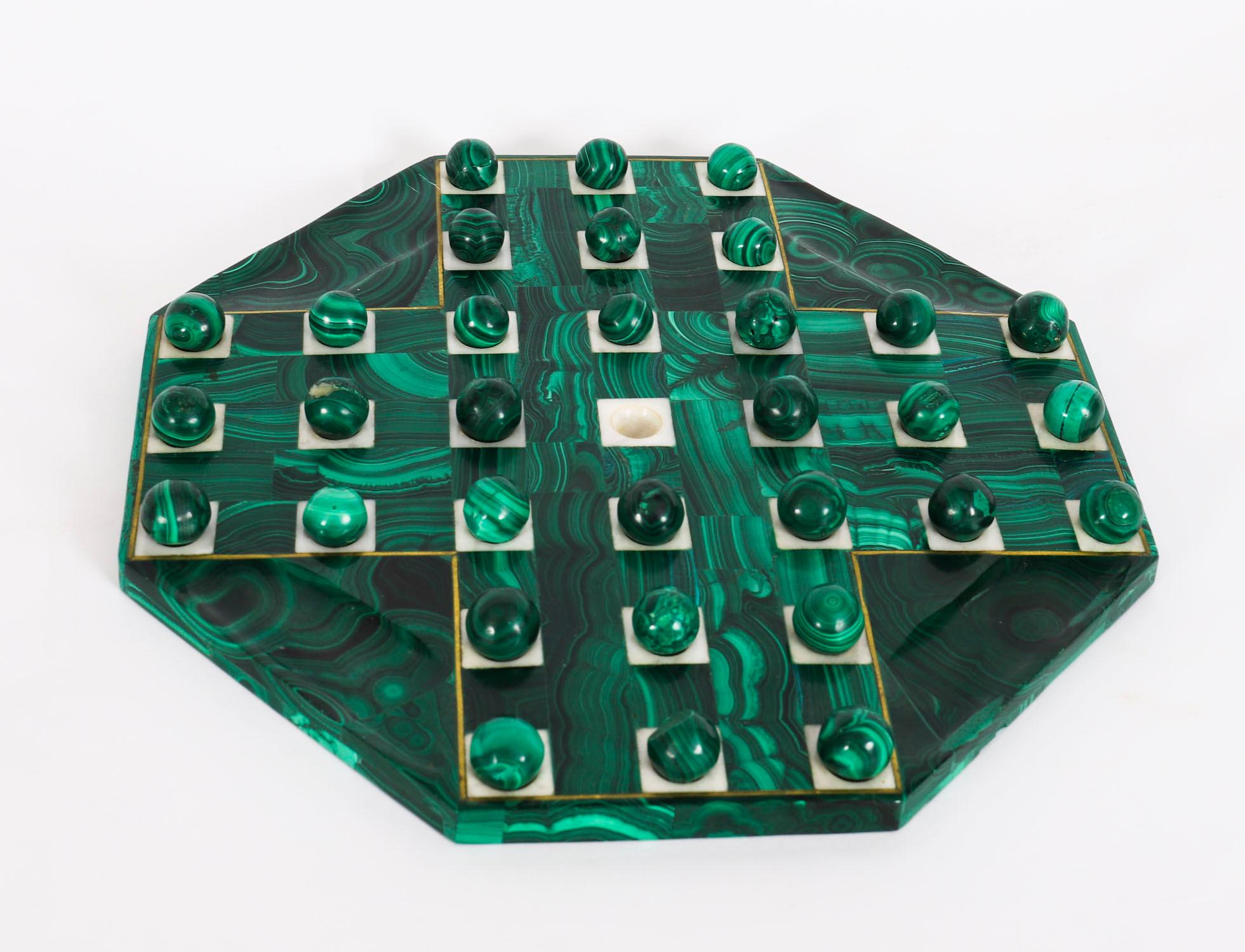 Ancienne planche de solitaire et billes en malachite Art Déco 20ème siècle en vente 1
