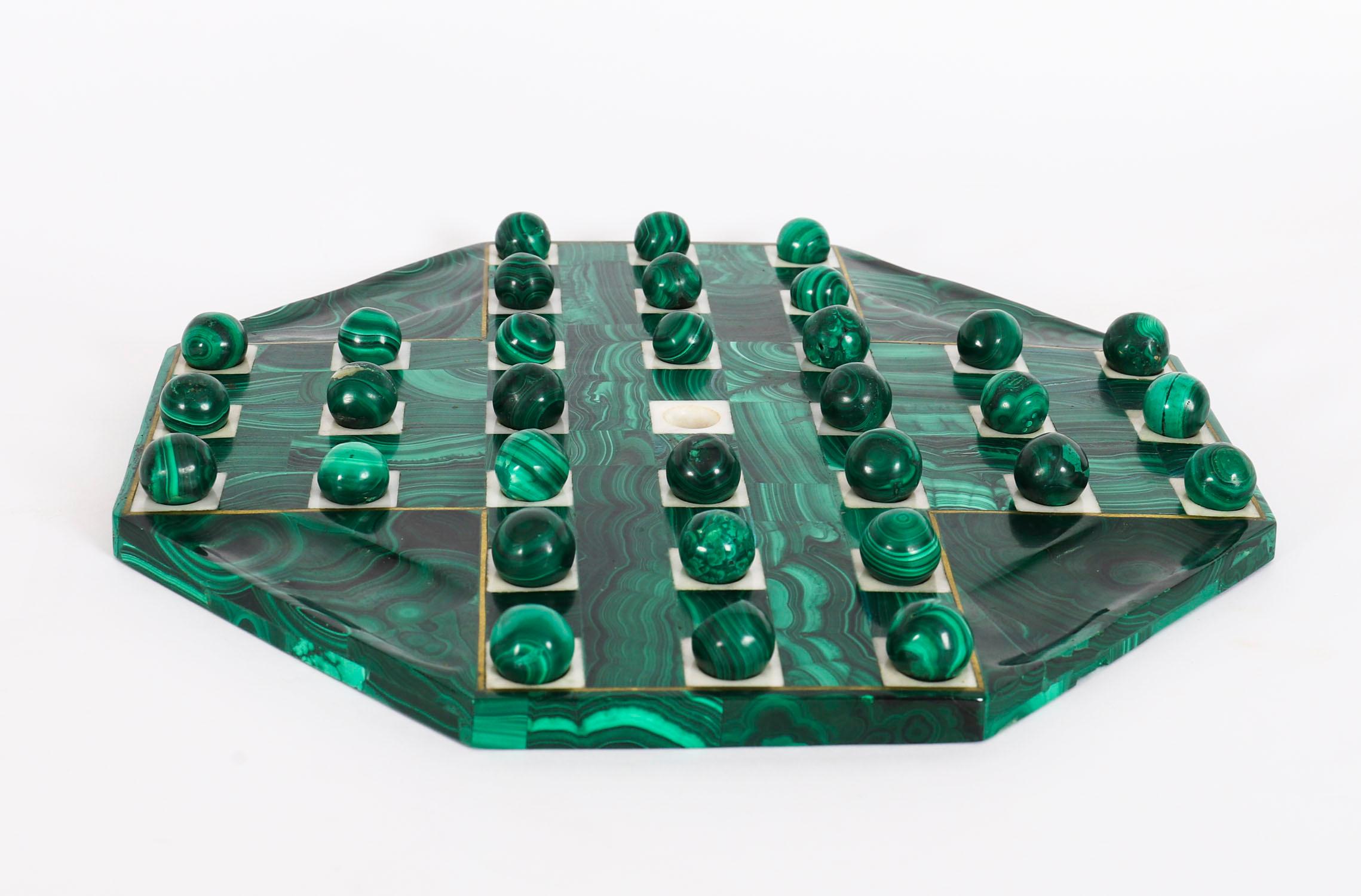 Ancienne planche de solitaire et billes en malachite Art Déco 20ème siècle en vente 2