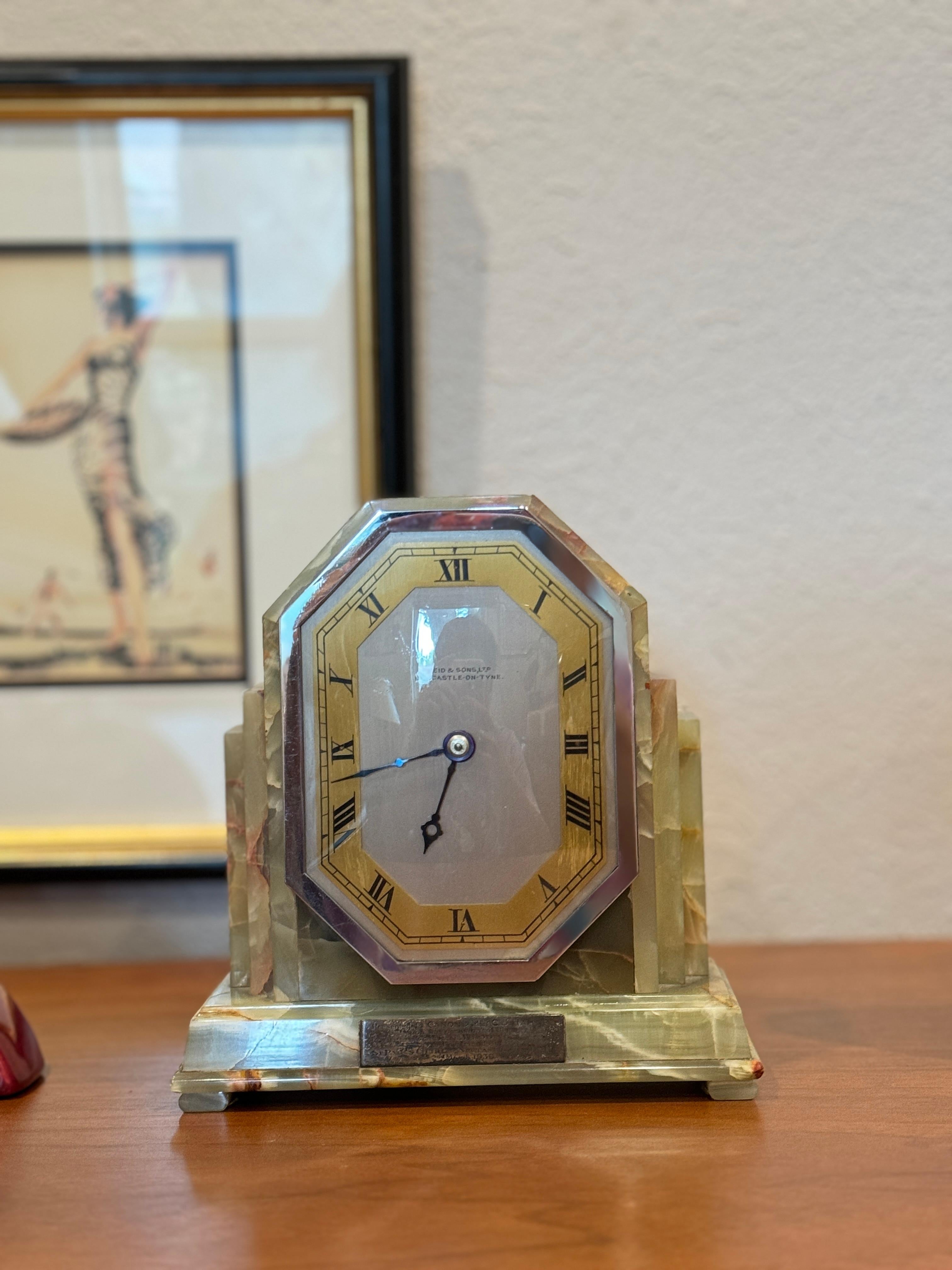 Pendule de cheminée ancienne art déco en marbre Onyx par Reid & Sons, circa 1930s en vente 4