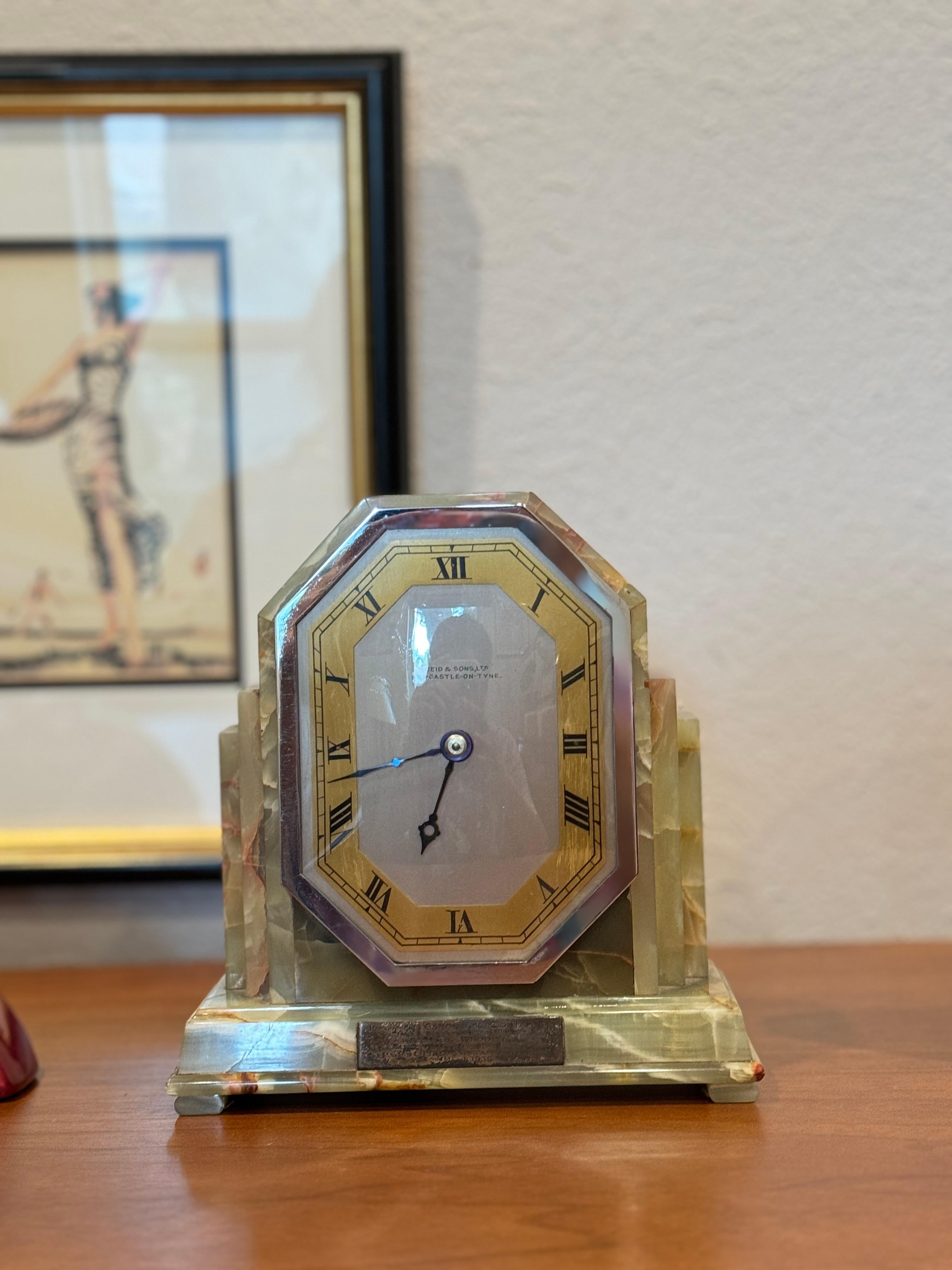 Pendule de cheminée en onyx par Reid & Sons, vers les années 1930. Je ne sais pas si cette horloge fonctionne.

7,5