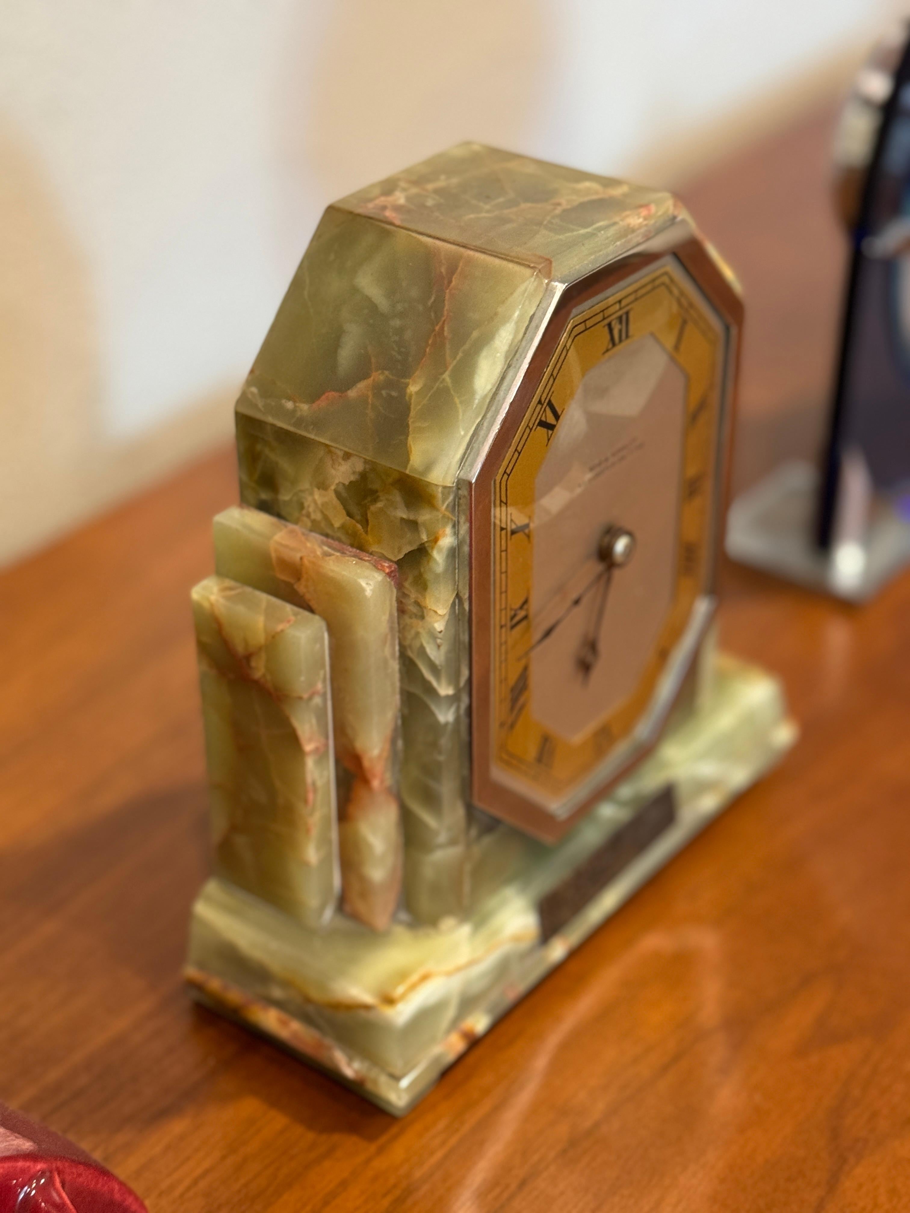 Art déco Pendule de cheminée ancienne art déco en marbre Onyx par Reid & Sons, circa 1930s en vente