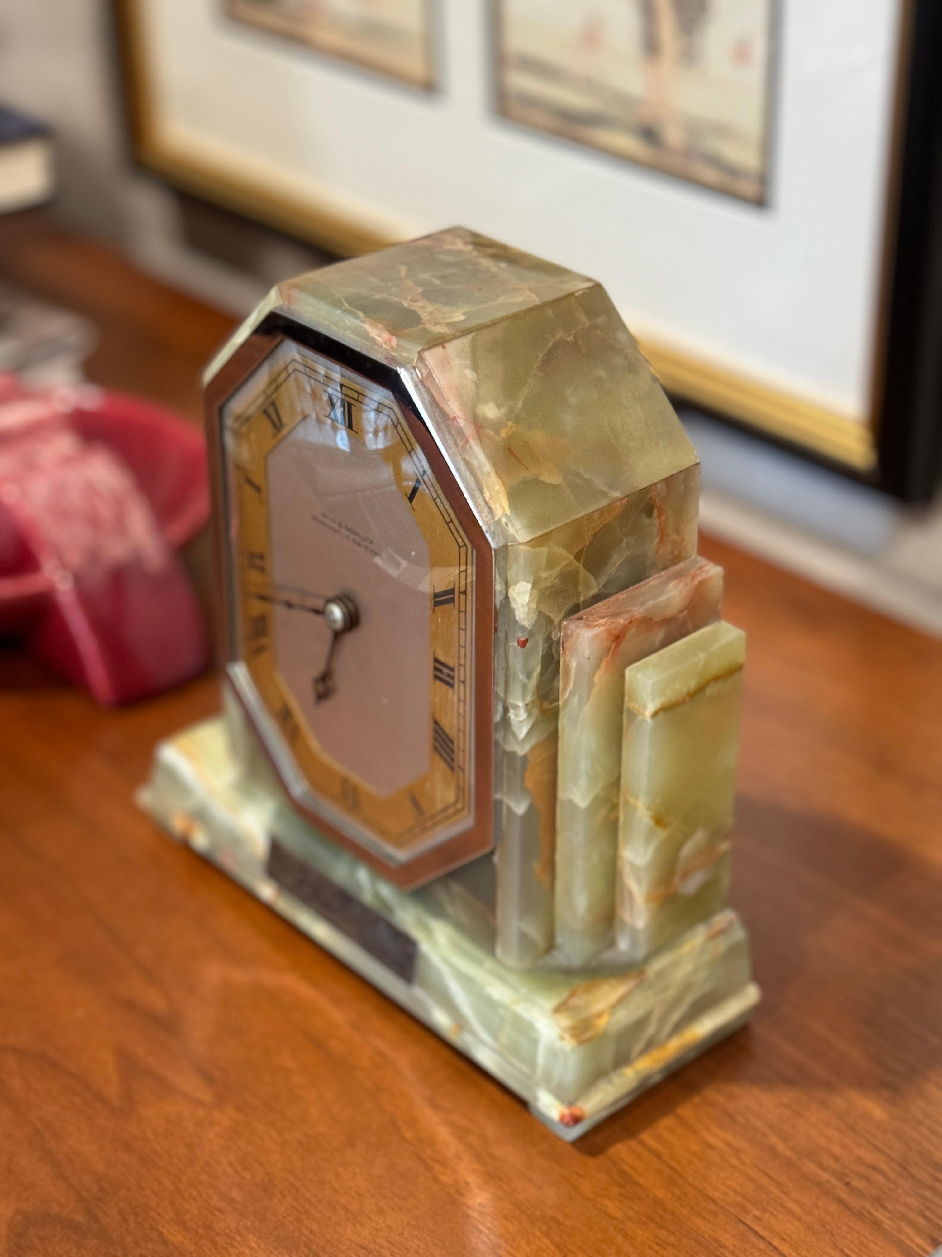 Inconnu Pendule de cheminée ancienne art déco en marbre Onyx par Reid & Sons, circa 1930s en vente