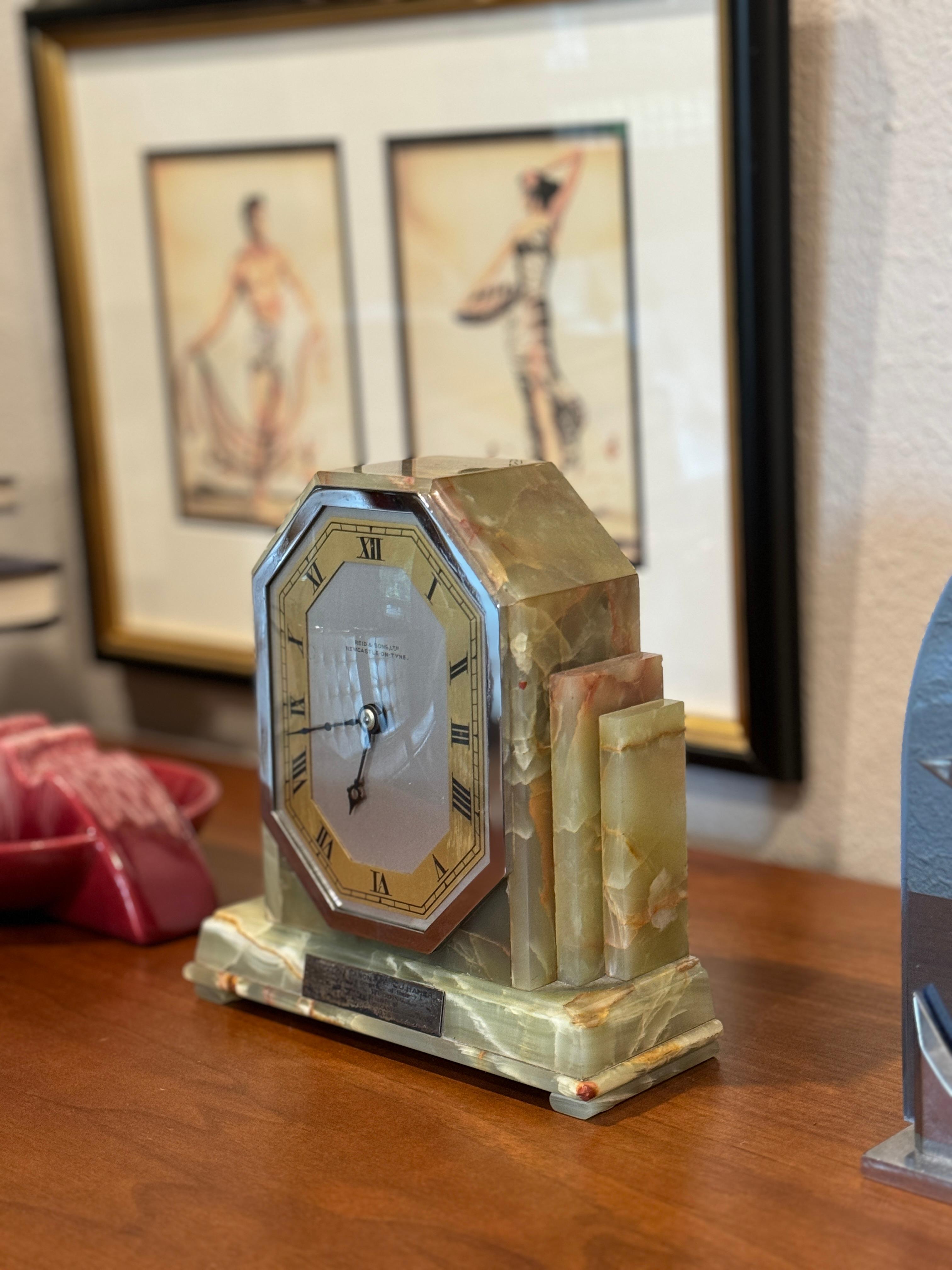 Pendule de cheminée ancienne art déco en marbre Onyx par Reid & Sons, circa 1930s Bon état - En vente à Houston, TX