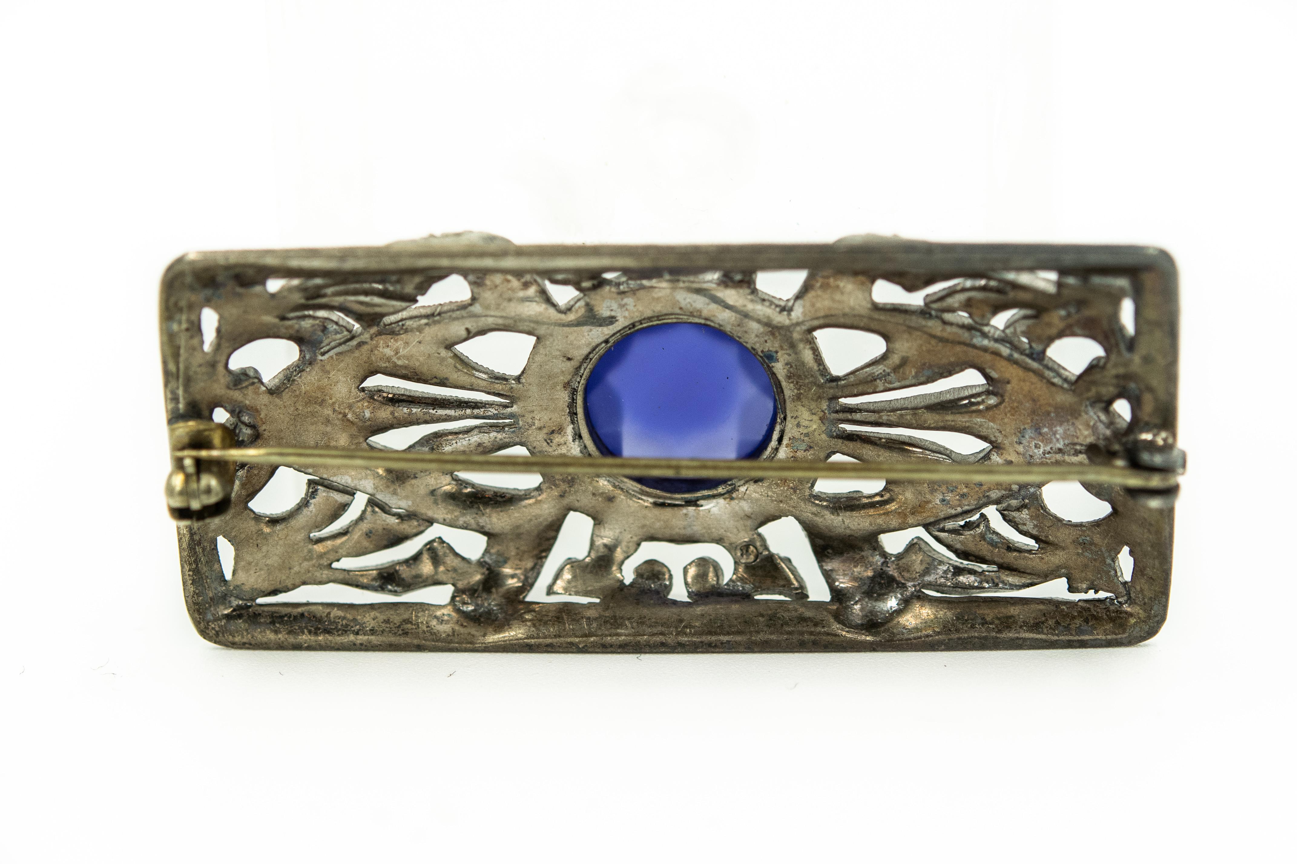 Antike Art Deco durchbrochene Brosche aus Marcasit Silber mit blauem Mittelstein (Rundschliff) im Angebot