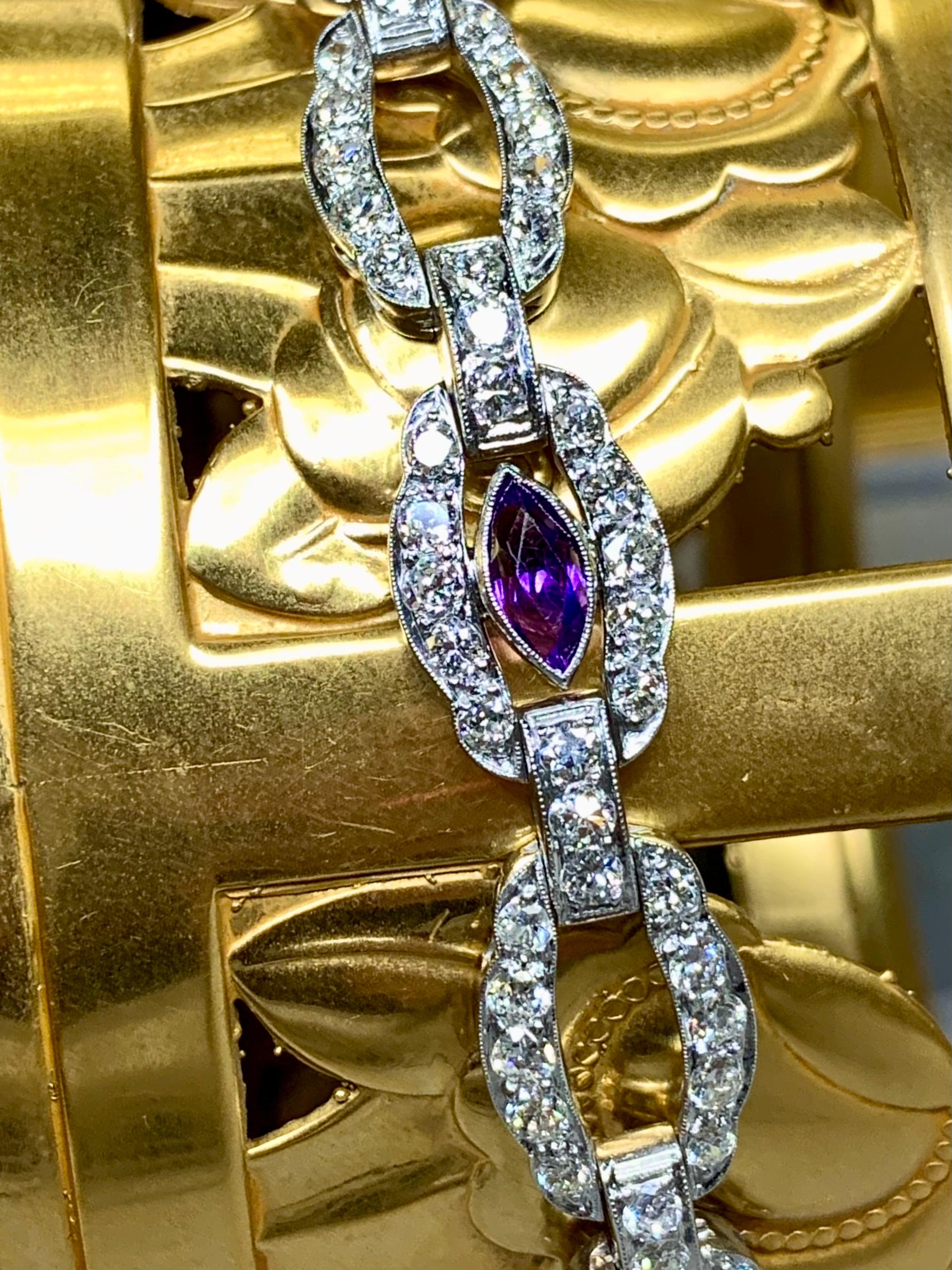 Original pulsera Art Déco antigua realizada en platino y engastada con aproximadamente 6 quilates de diamantes de talla europea antigua de color G-I y claridad Vs1-Si1, así como amatistas naturales de talla marquesa. En algún momento de su vida se