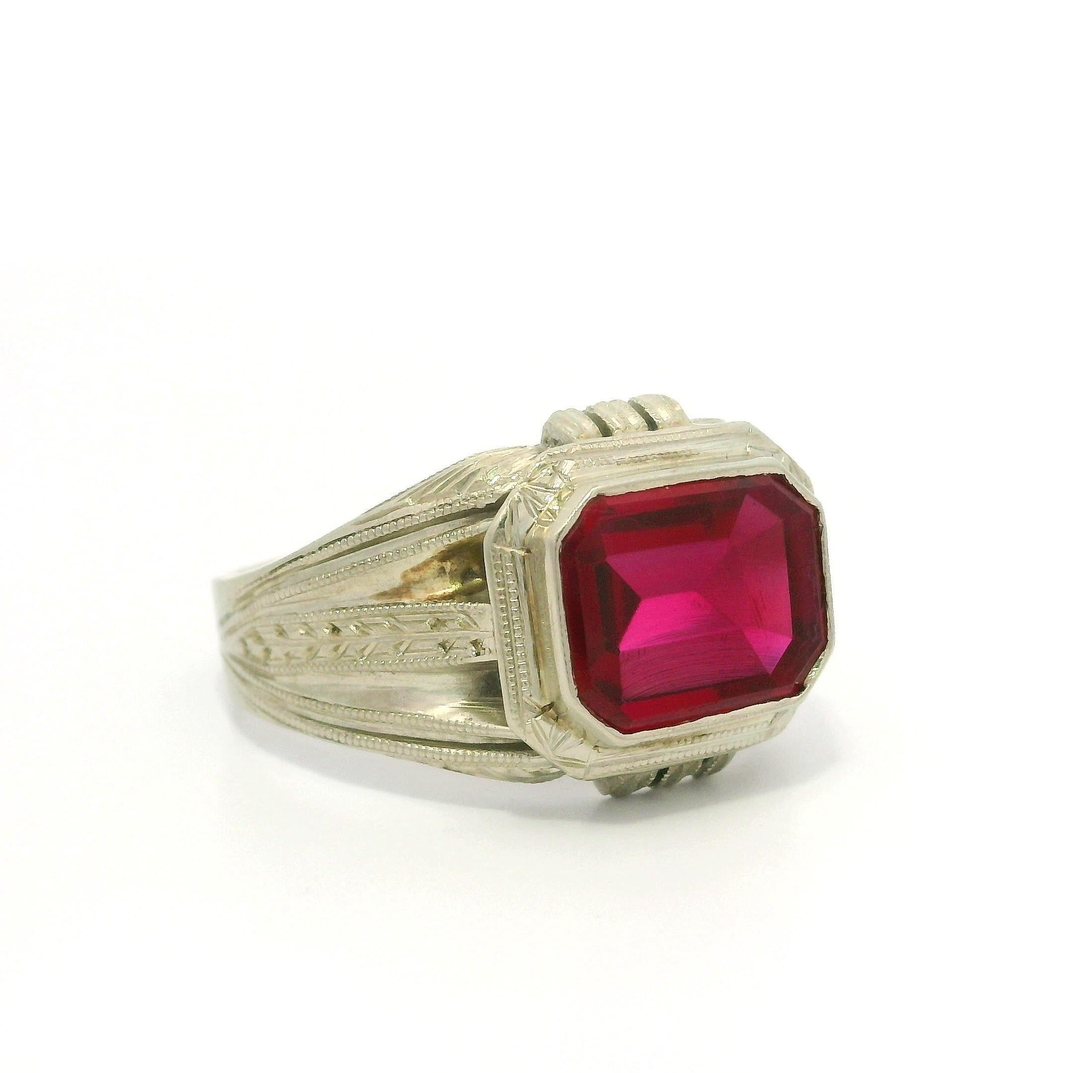 --Pietre: --
(1) Pietra sintetica/di vetro rossa - Taglio rettangolare con angoli - Lunetta - Colore rosso - 10x7.5mm

Materiale: Oro bianco massiccio 10K
Peso: 4.5 grammi
Misura dell'anello: 9.0 (adattabile a un dito. Possiamo personalizzare questo