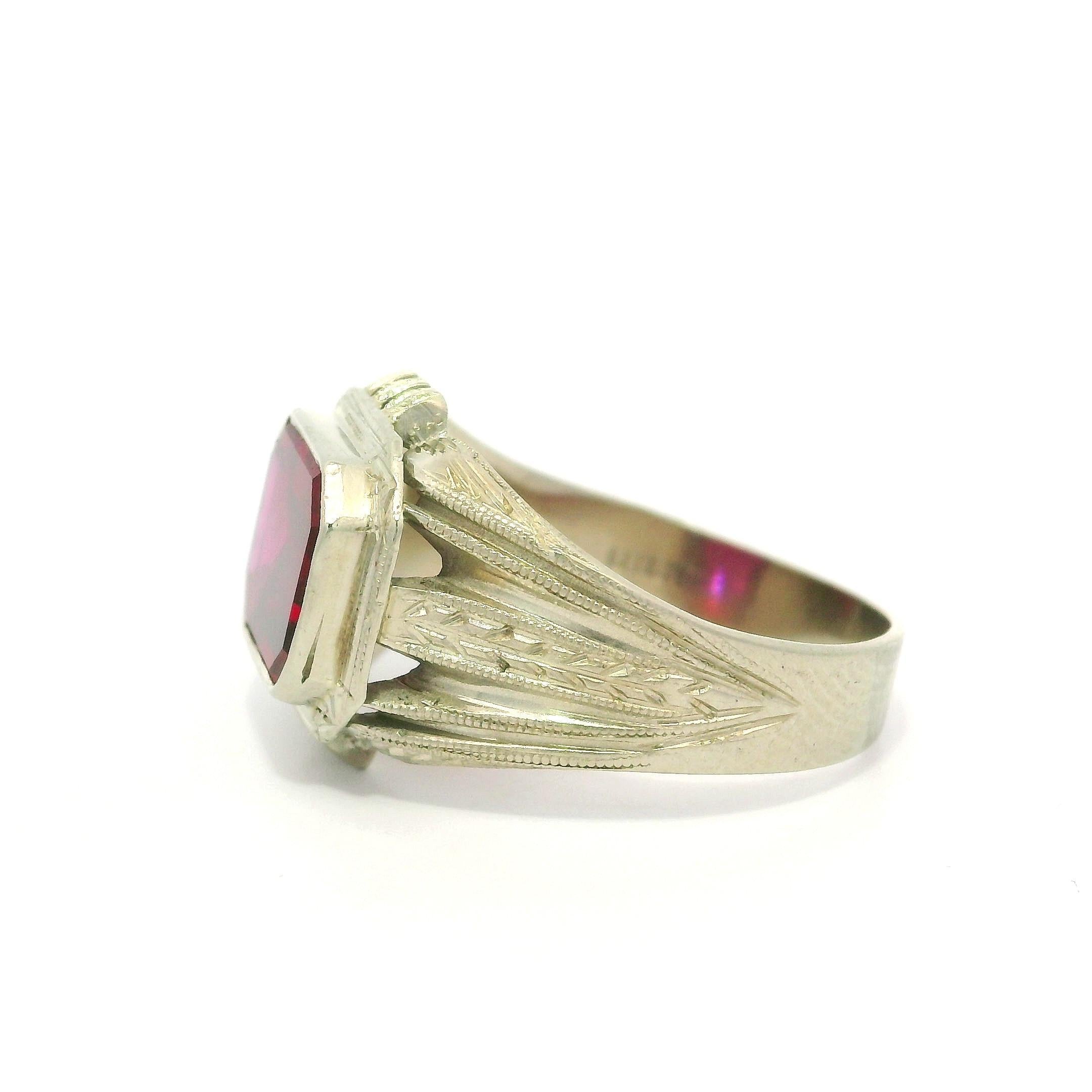 Anello da mignolo da uomo in oro 10k con incisione a forma di grano In condizioni buone in vendita a Montclair, NJ