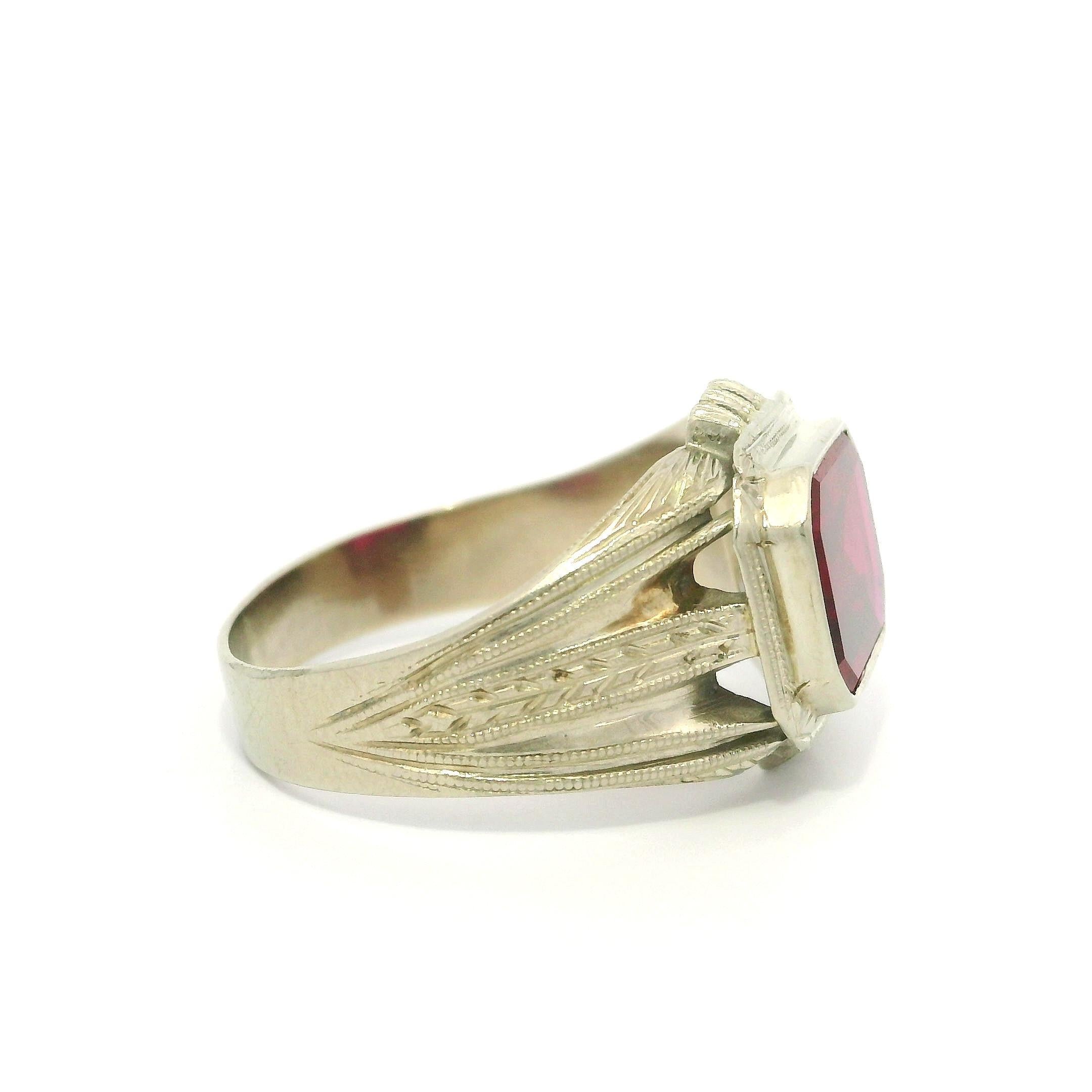 Anello da mignolo da uomo in oro 10k con incisione a forma di grano in vendita 1