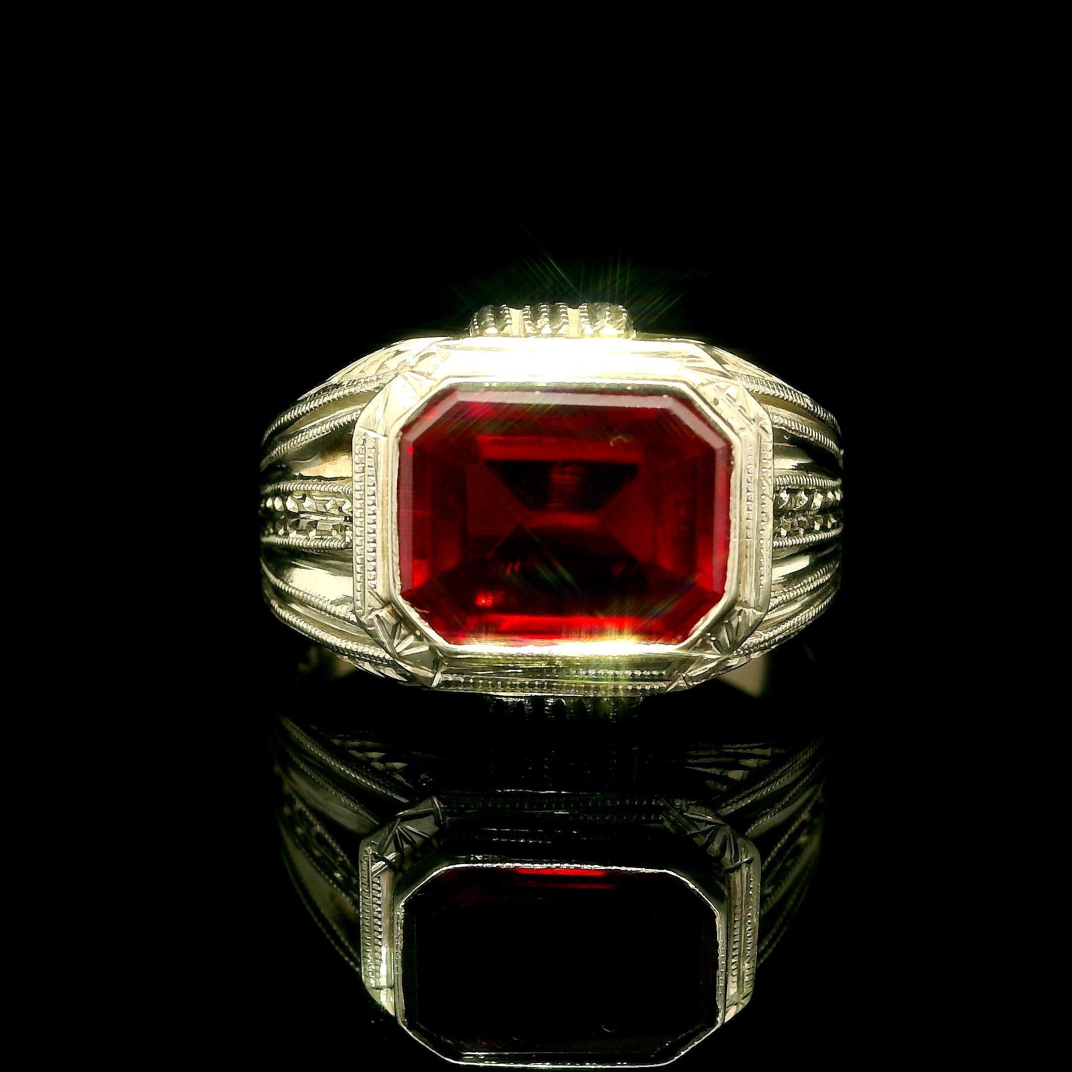 Anello da mignolo da uomo in oro 10k con incisione a forma di grano in vendita 3