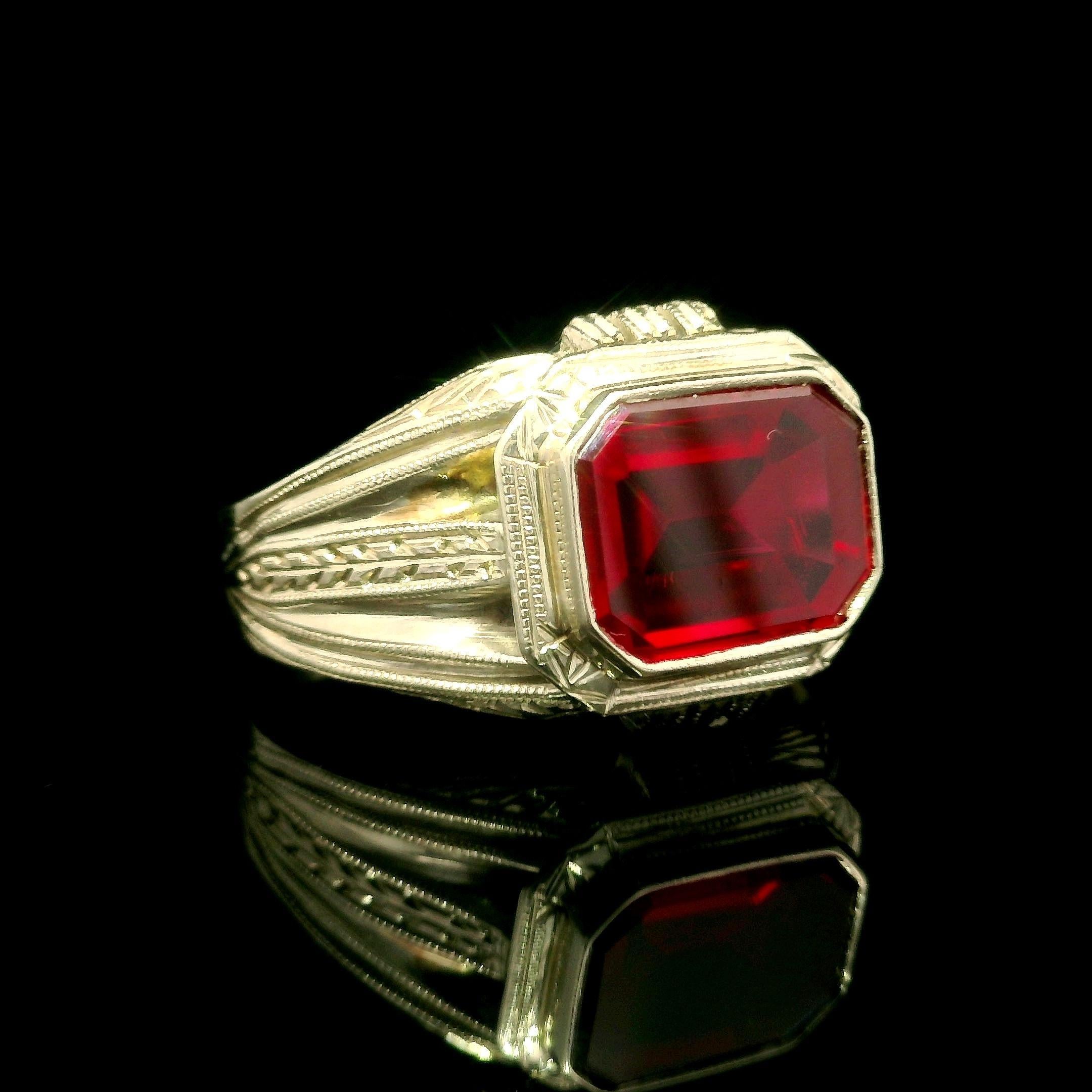 Anello da mignolo da uomo in oro 10k con incisione a forma di grano in vendita 4
