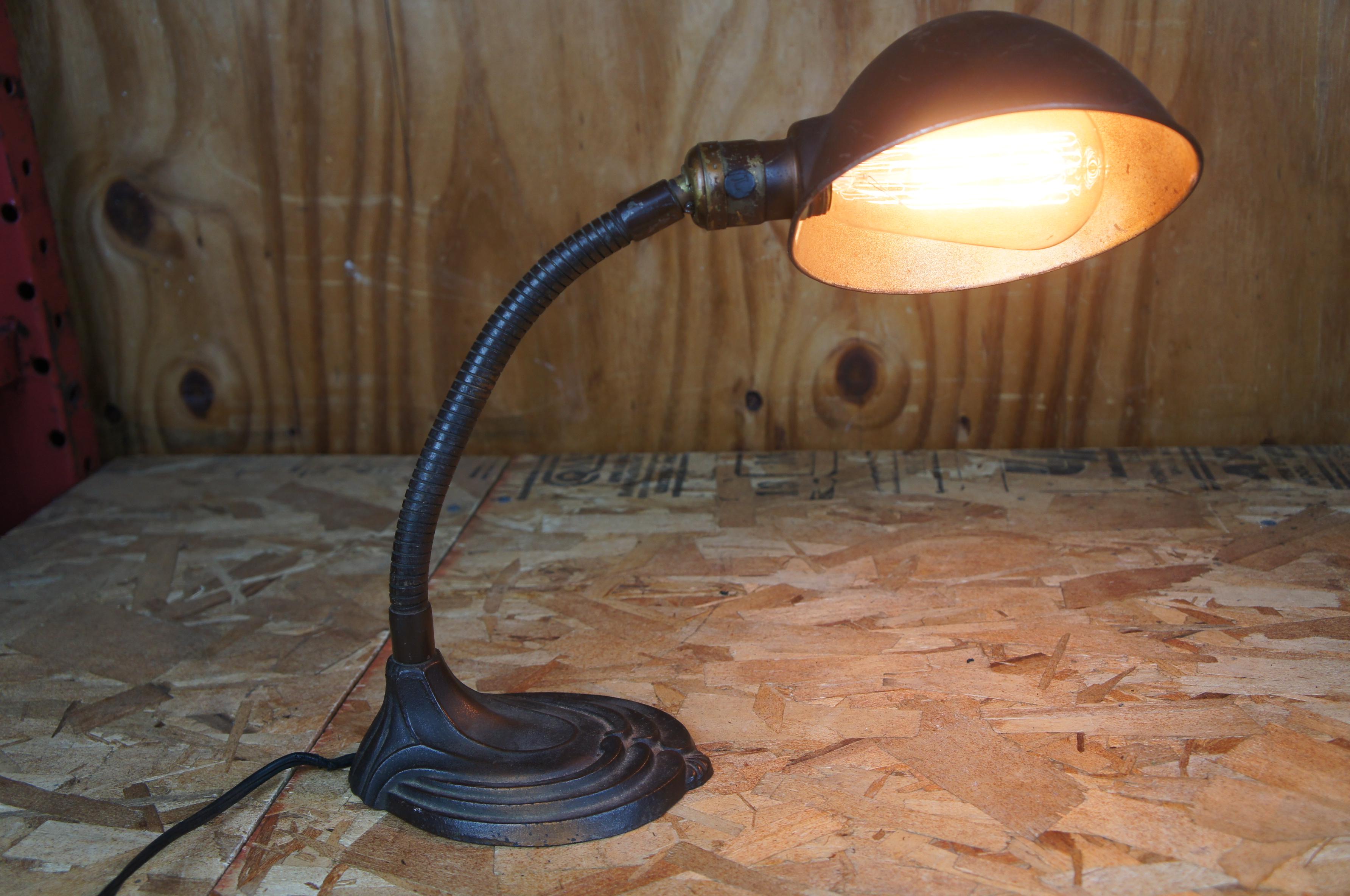 Antique Art Deco Metal Gooseneck Desk Table Lamp Industiral Articulating Swivel In Fair Condition In Dayton, OH