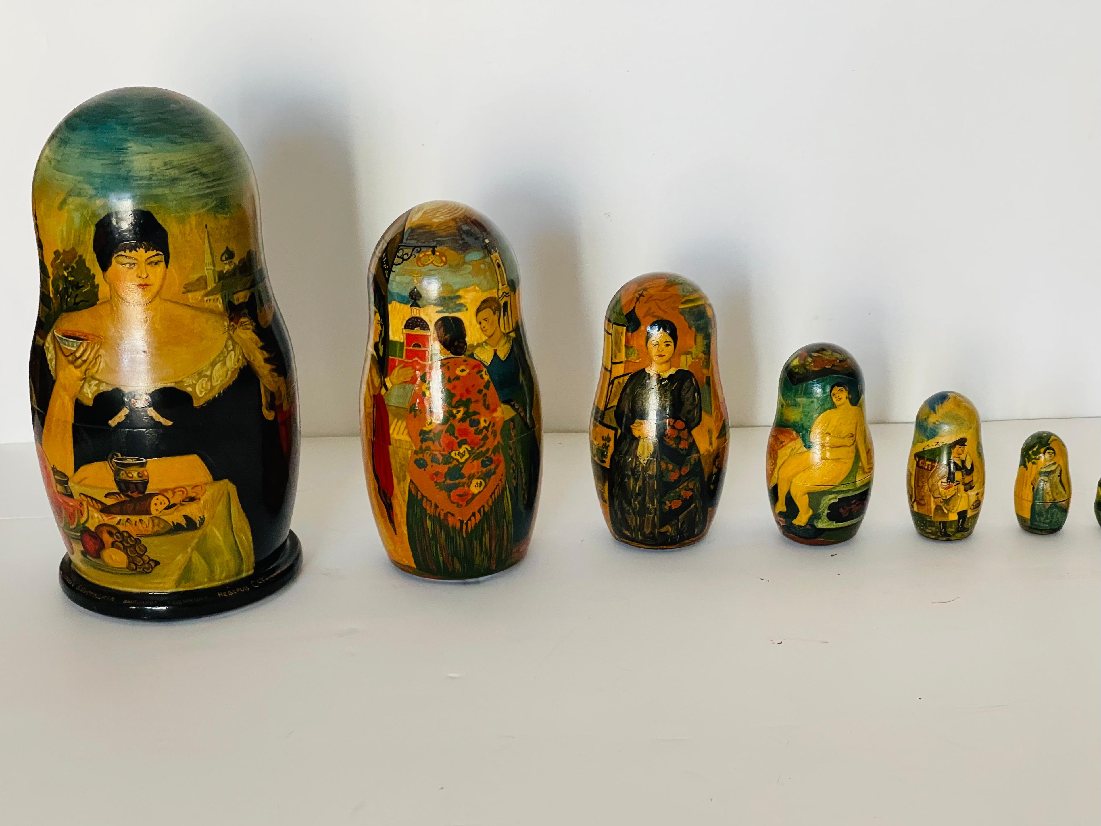 Antiguo juego Art Decó de 7 muñecas nido Pintadas a mano cada una con una imagen diferente según pinturas de Kustodiev. firmadas por el artista. Raro conjunto coleccionable y decorativo. Pintura magistral sobre superficie convexa.