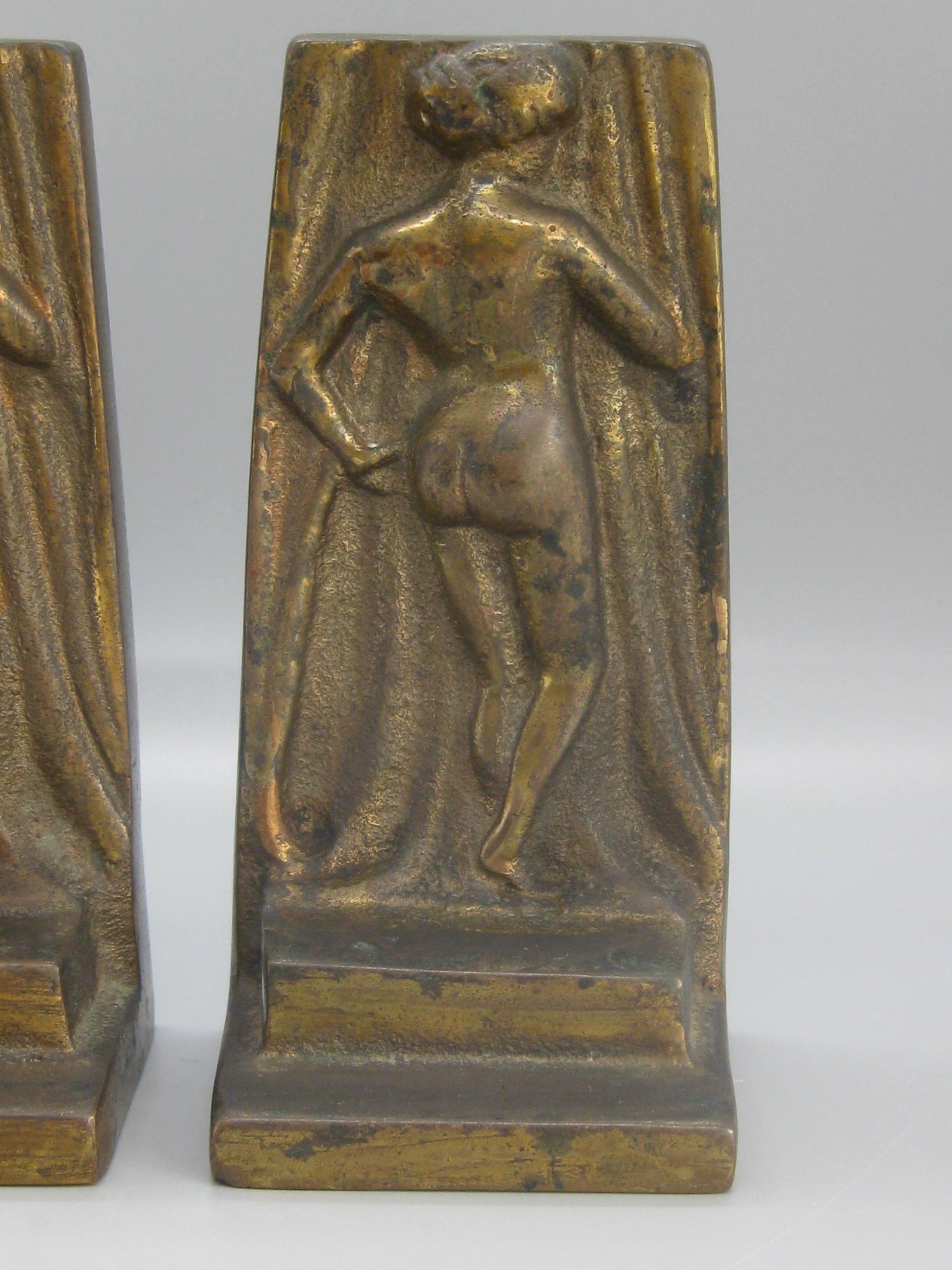 Antike antike Art Deco Nackte Dame Frau Figural gegossen Messing Buchstützen Hubley Ära (20. Jahrhundert) im Angebot