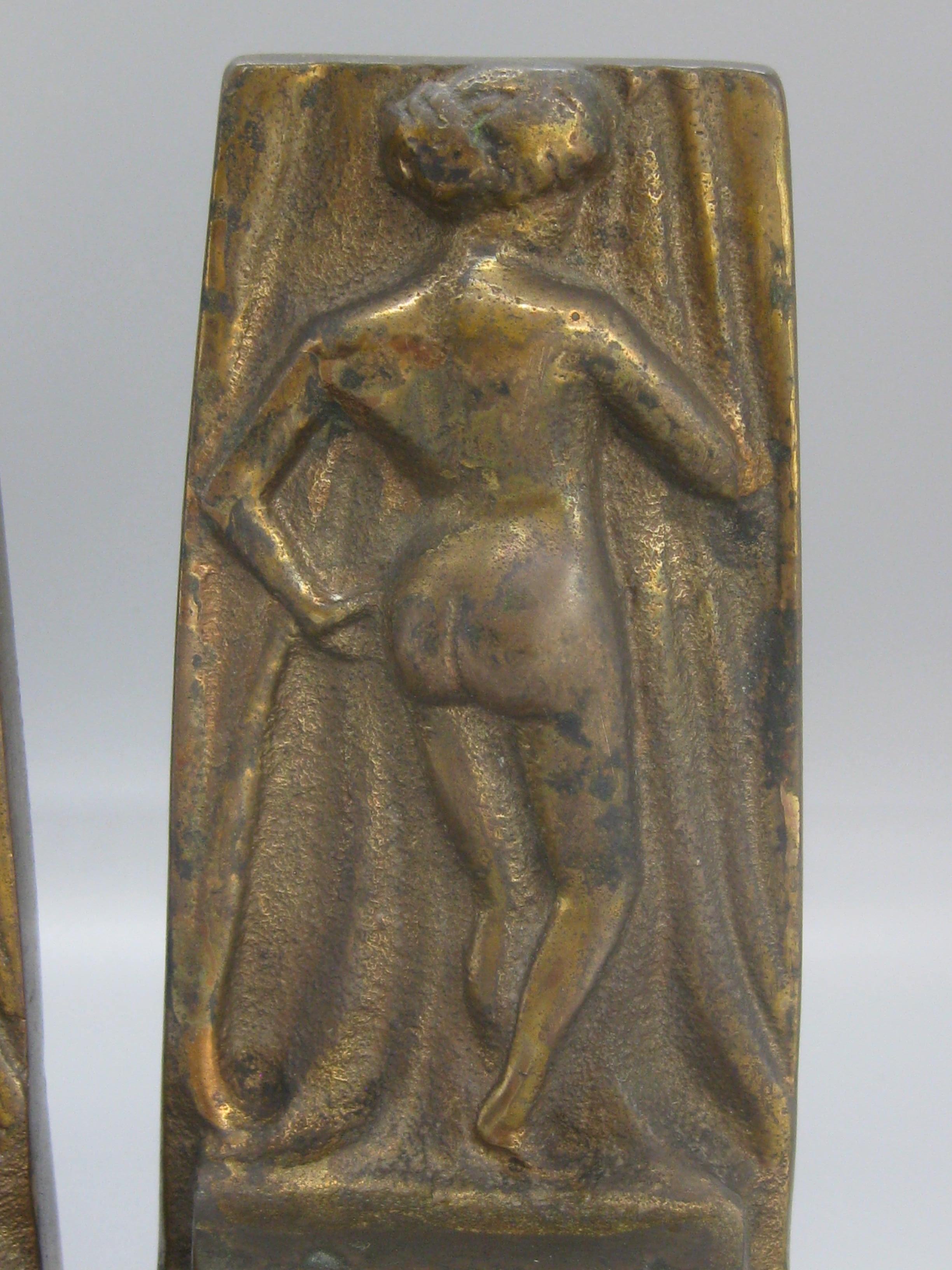 Antike antike Art Deco Nackte Dame Frau Figural gegossen Messing Buchstützen Hubley Ära (Eisen) im Angebot