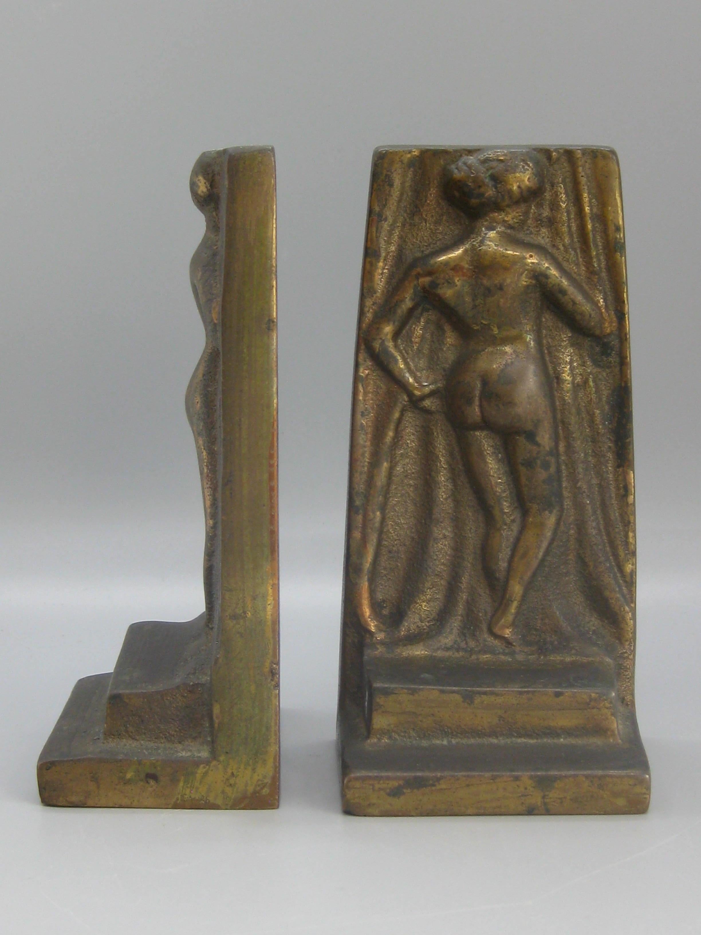 Antike antike Art Deco Nackte Dame Frau Figural gegossen Messing Buchstützen Hubley Ära im Angebot 2