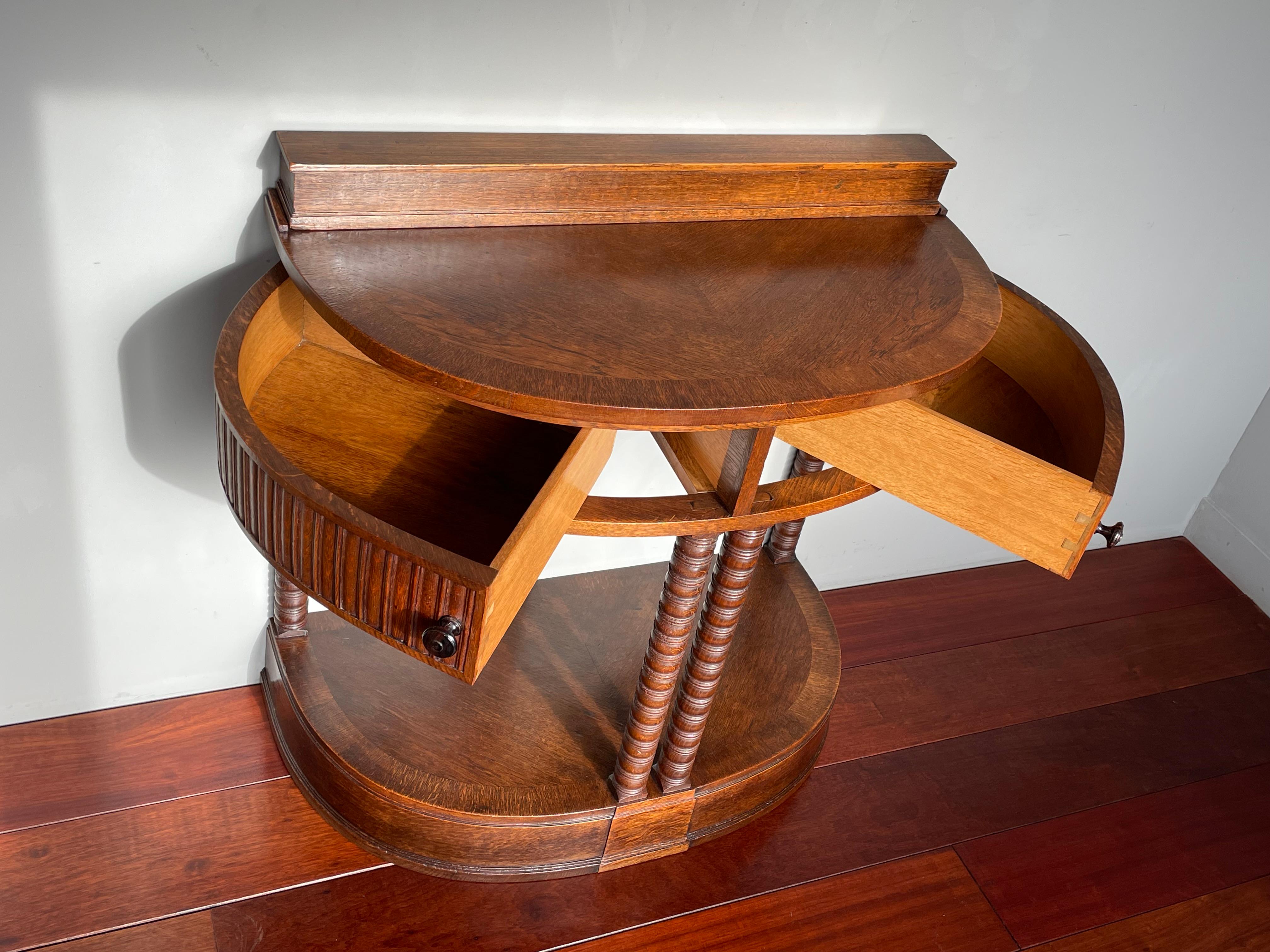 Néerlandais Table d'appoint / console en Oak Antique Art Deco avec tiroirs arrondis et superbe Patina en vente