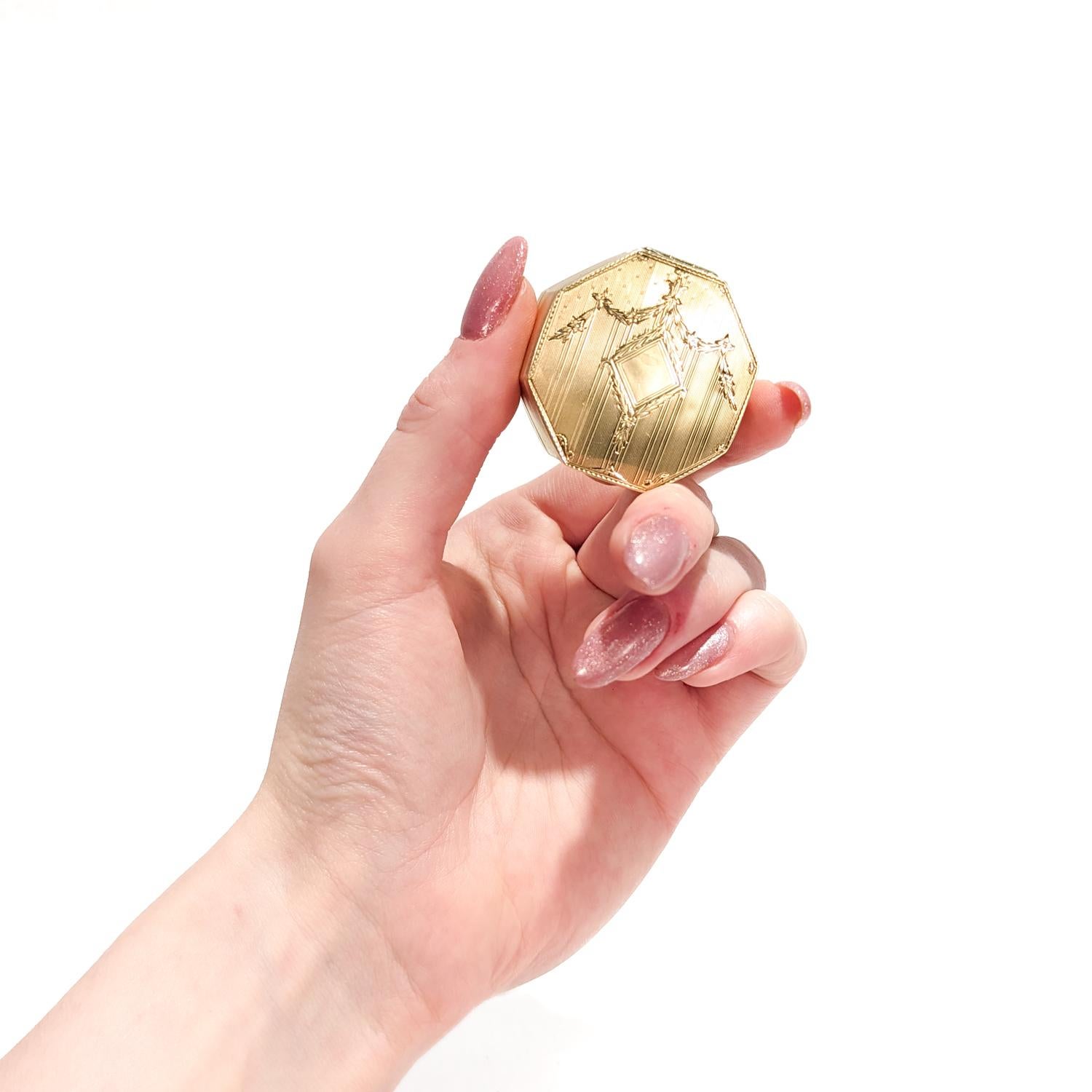 Feine goldene Art-Déco-Doppeldose für Damen.

Aus 14k Gold.

Achteckige Form mit zwei Fächern, jedes mit einem Scharnierdeckel und einem aufgesetzten Spiegel.

Mit eingraviertem und gedrechseltem Dekor und einer einzelnen leeren Kartusche an der