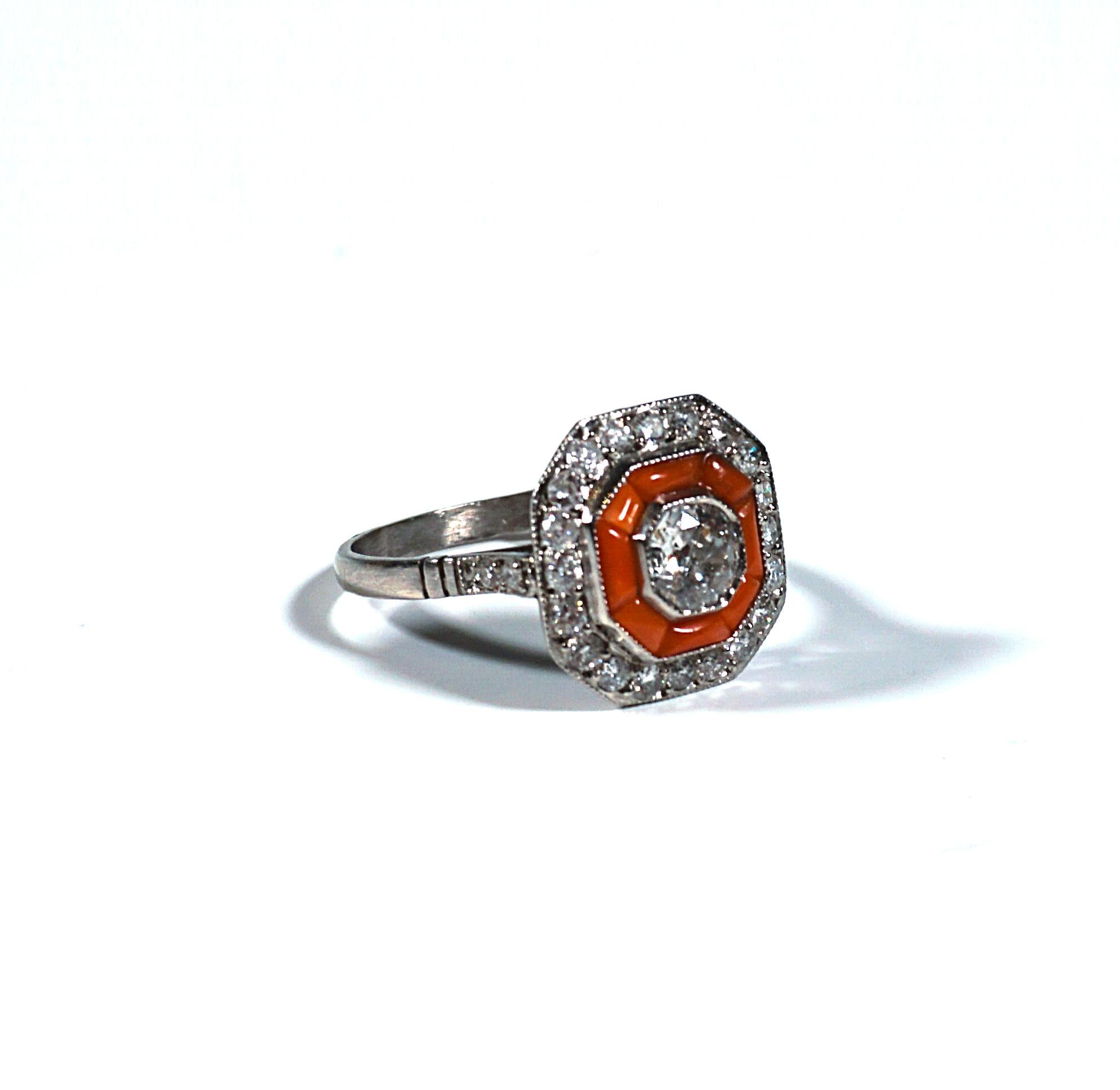 Antique Art Déco Octagonal Diamond & Coral Platinum Cocktail Ring, France c 1930 In Good Condition For Sale In Vienna, AT