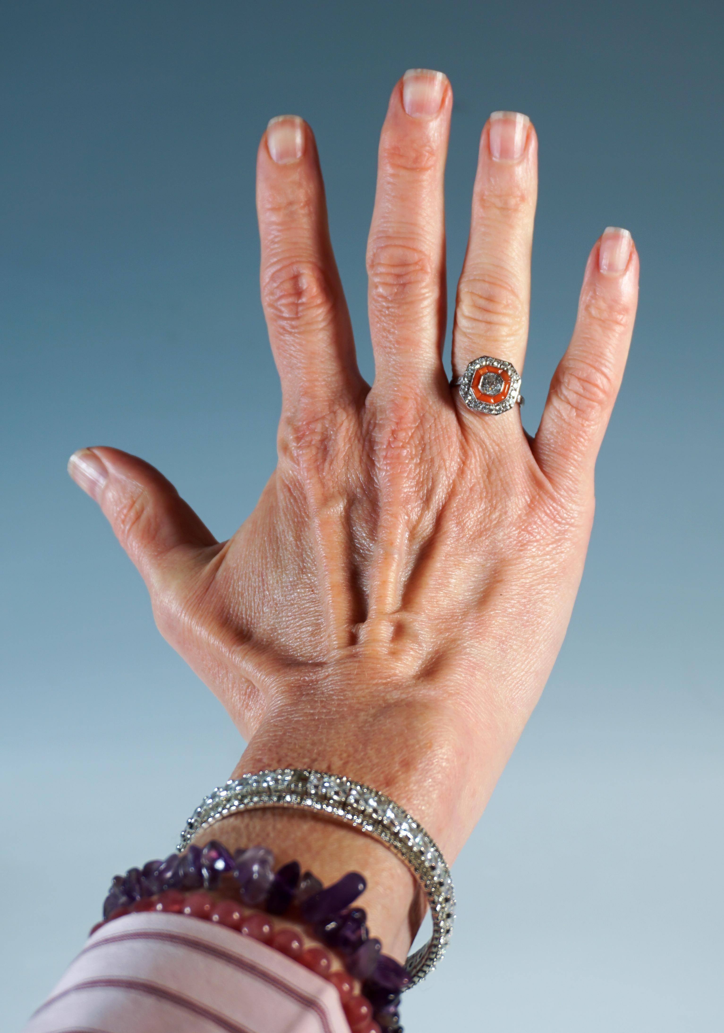 Antiker achteckiger Art Déco Diamant- und Korallen-Cocktailring aus Platin, Frankreich um 1930 im Angebot 1