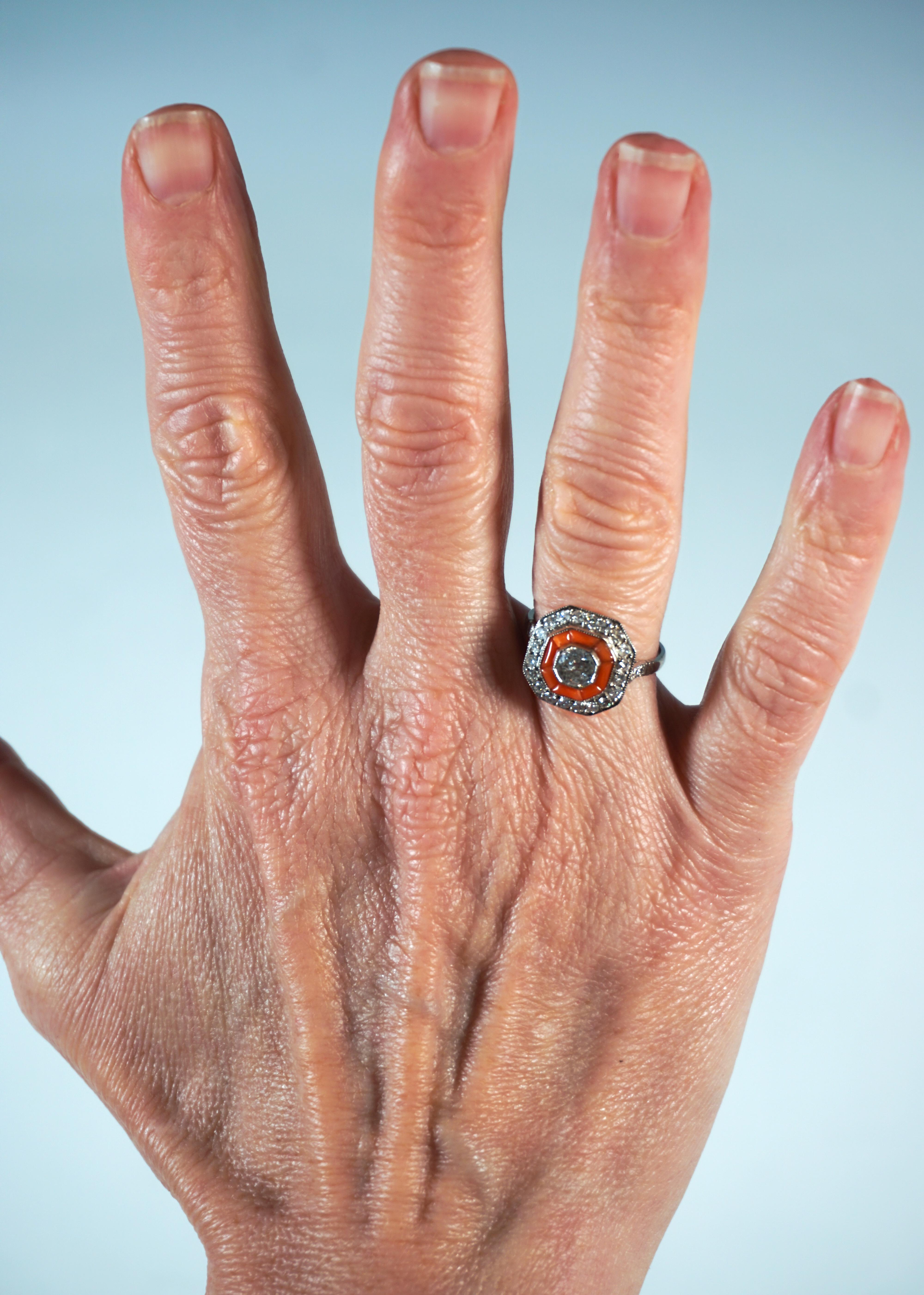 Antiker achteckiger Art Déco Diamant- und Korallen-Cocktailring aus Platin, Frankreich um 1930 im Angebot 2