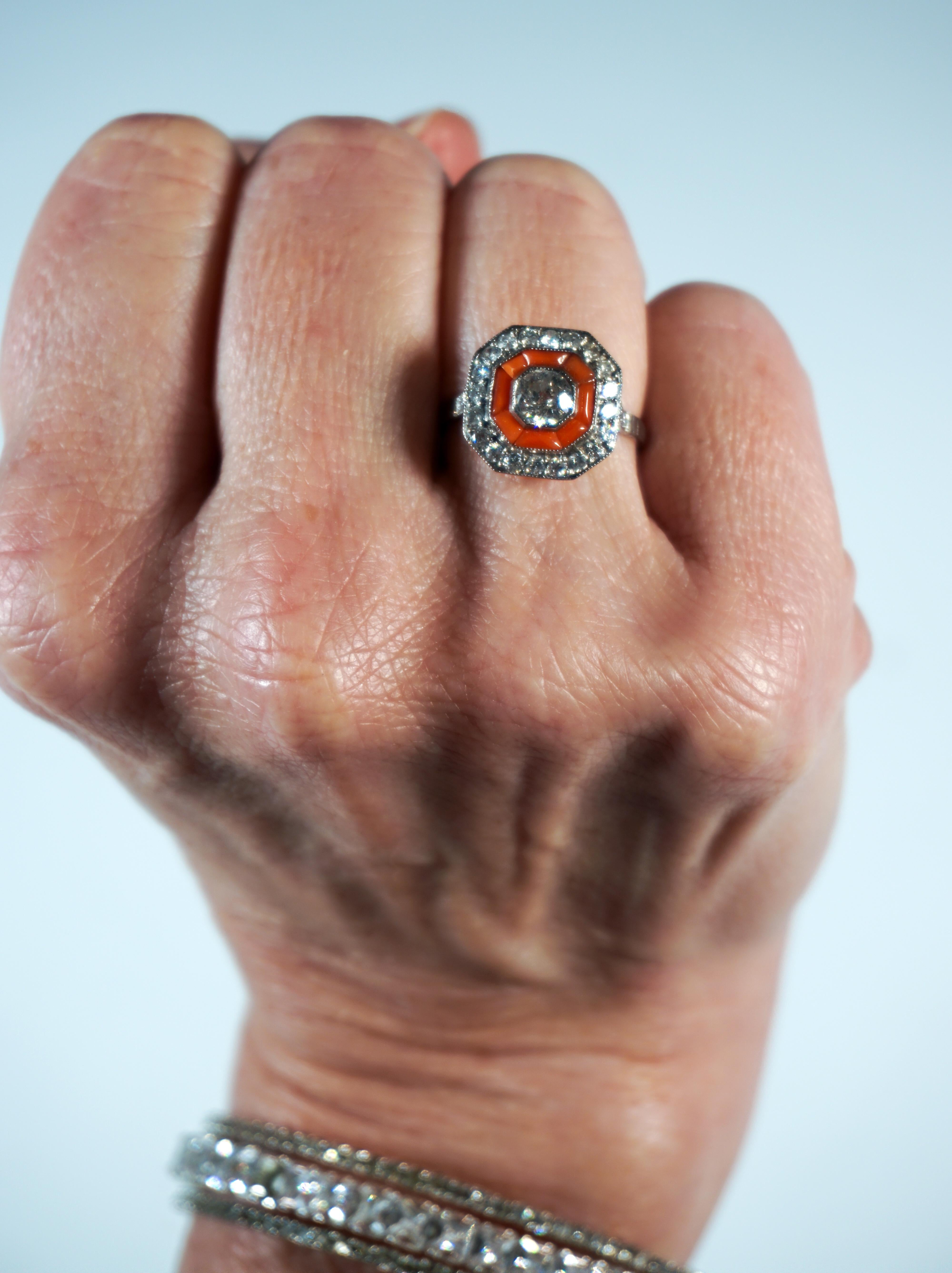 Antiker achteckiger Art Déco Diamant- und Korallen-Cocktailring aus Platin, Frankreich um 1930 im Angebot 3