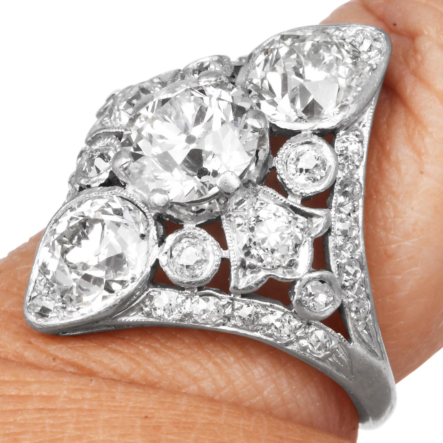 L'anello a navette d'epoca Art Deco brilla con una brillantezza eccezionale. Incastonato nel platino, l'anello sfoggia diamanti naturali antichi di taglio europeo, tra cui uno splendido 1,25 carati al centro e altri due diamanti più grandi con un