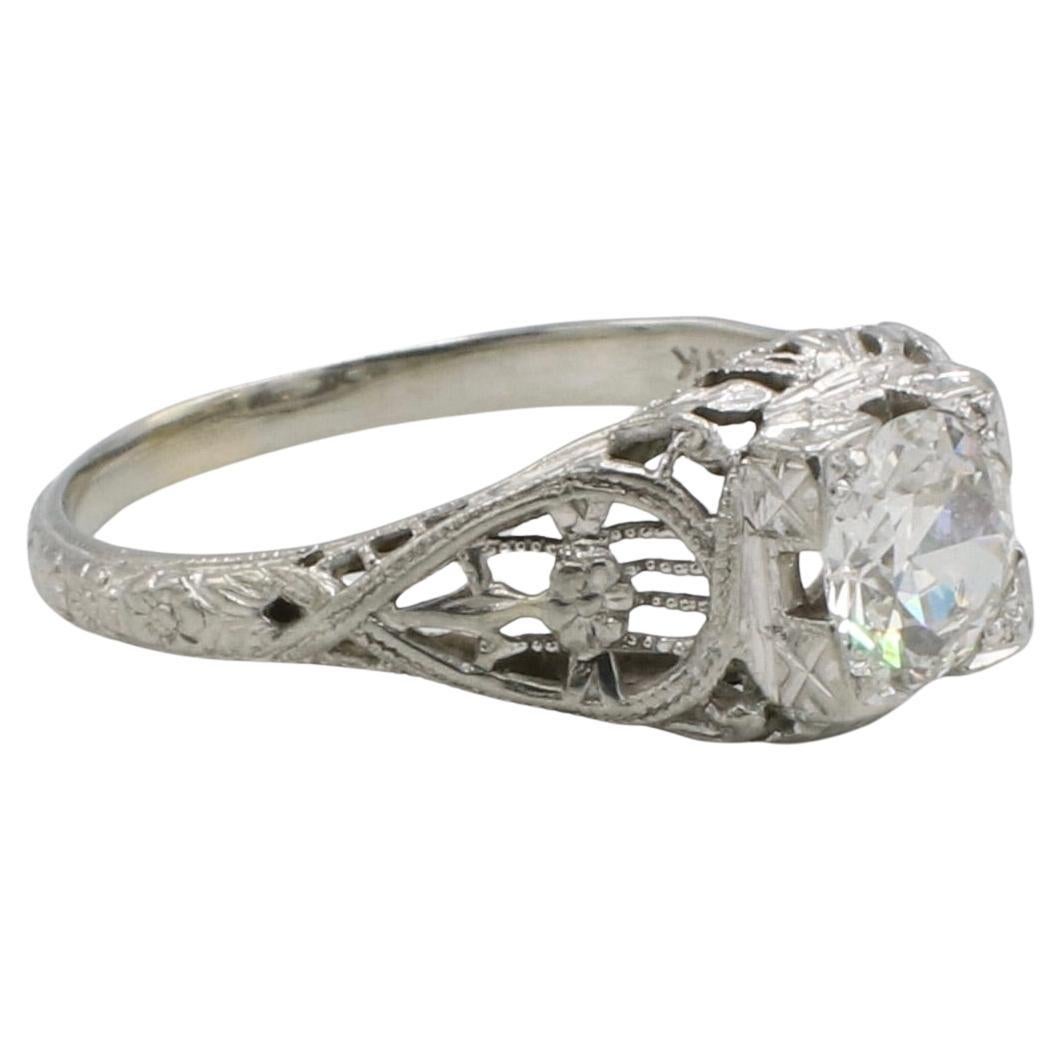 Antiguo Anillo de Compromiso Art Decó con Filigrana de Diamantes Naturales de Corte Europeo 
Metal: oro blanco de 18 quilates
Peso: 2.32 gramos
Diamante: 1 diamante natural talla europea antigua de 5,75 mm aprox. 0,75 TC G SI1
Altura: 6,5 mm
Talla: