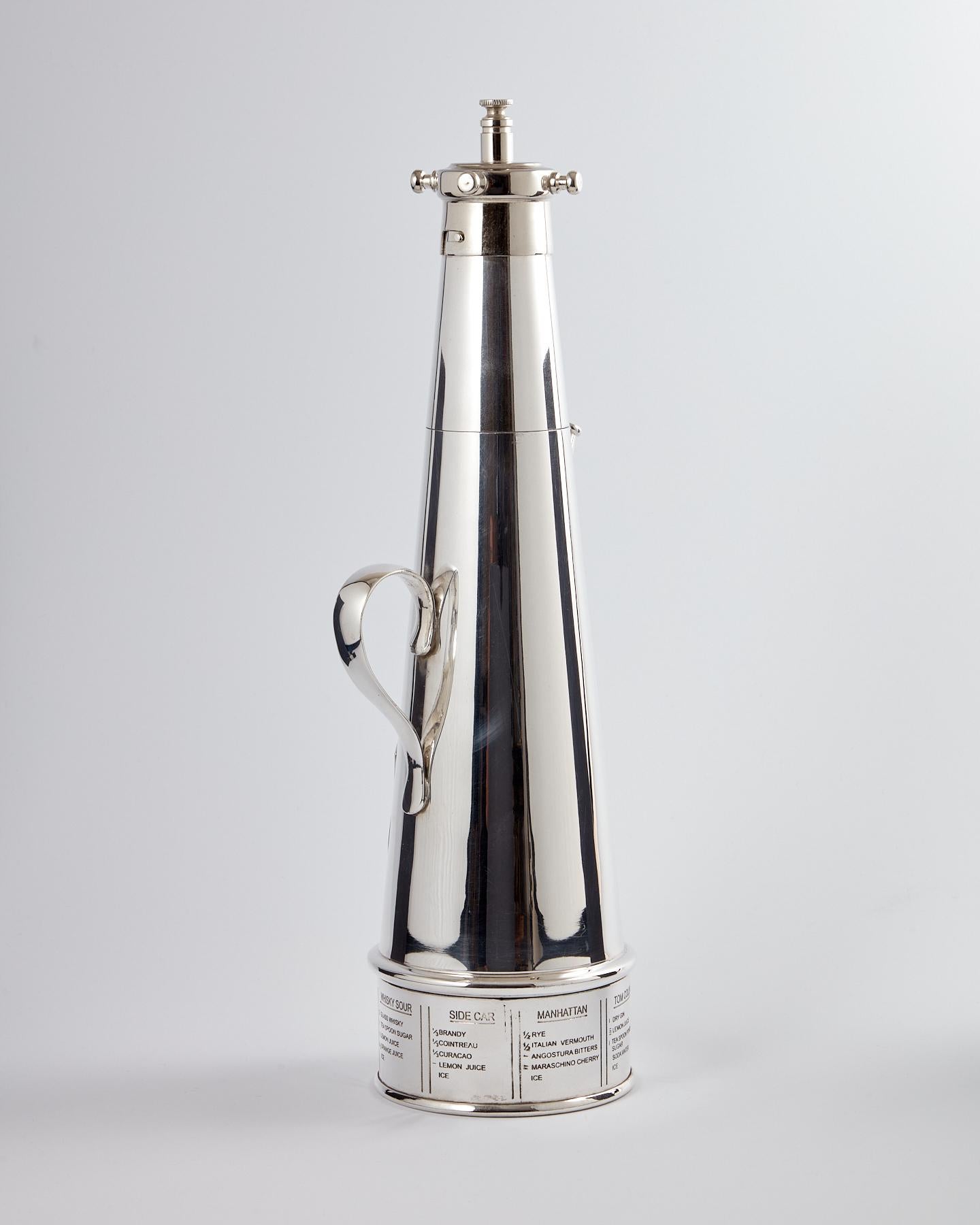 Antigua coctelera Art Decó con extintor de incendios de Mappin & Webb Circa 1930.

Una coctelera extintora de Mappin & Webb, llamada 