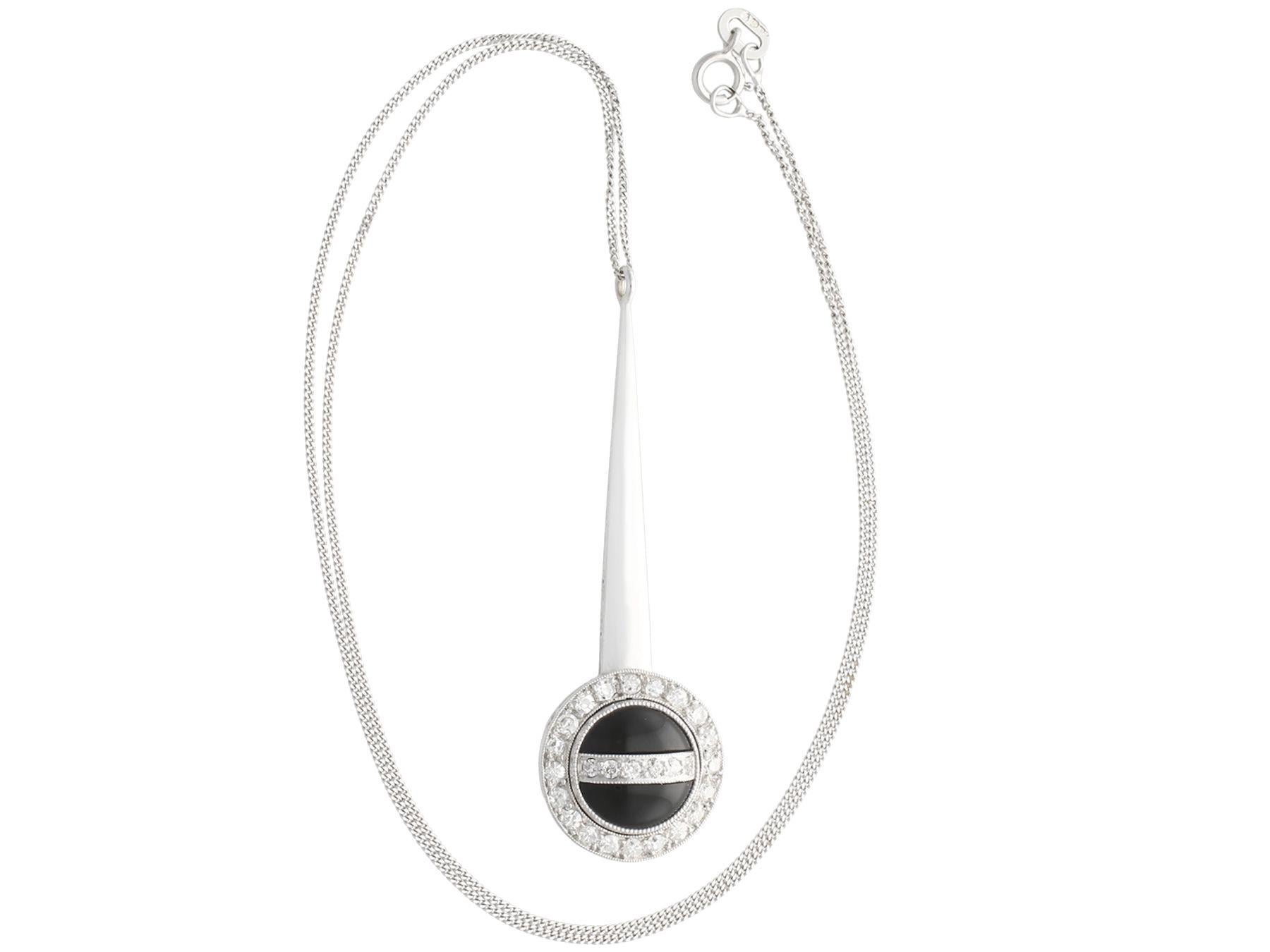 Ein feiner und beeindruckender antiker Anhänger aus Onyx und 0,72 Karat Diamanten, Platin im Art-Deco-Stil; Teil unserer vielfältigen Sammlungen von antikem Schmuck und Nachlassschmuck

Dieser schöne und beeindruckende antike Art-Déco-Anhänger ist