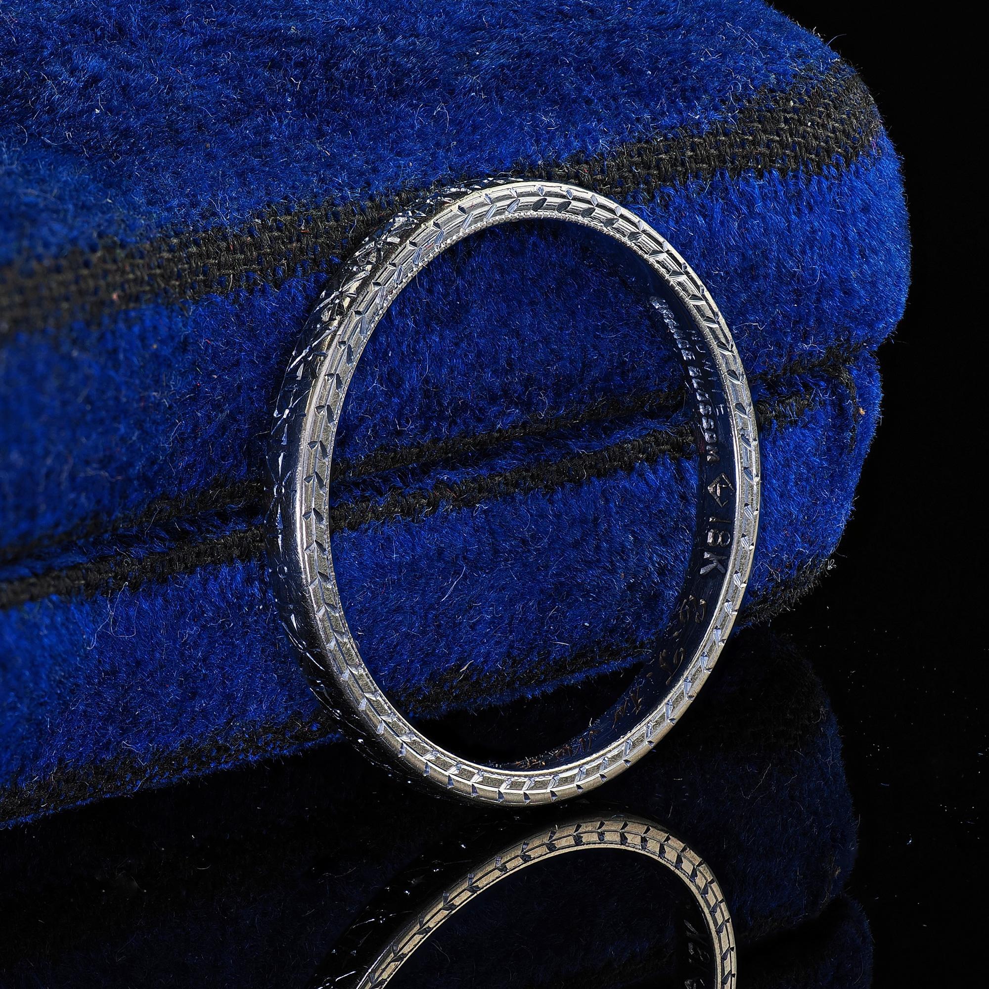 Antique Art Deco Orange Blossom 18K White Gold  Engraved Wedding Band Circa 1928 In Good Condition For Sale In Great Neck, NY