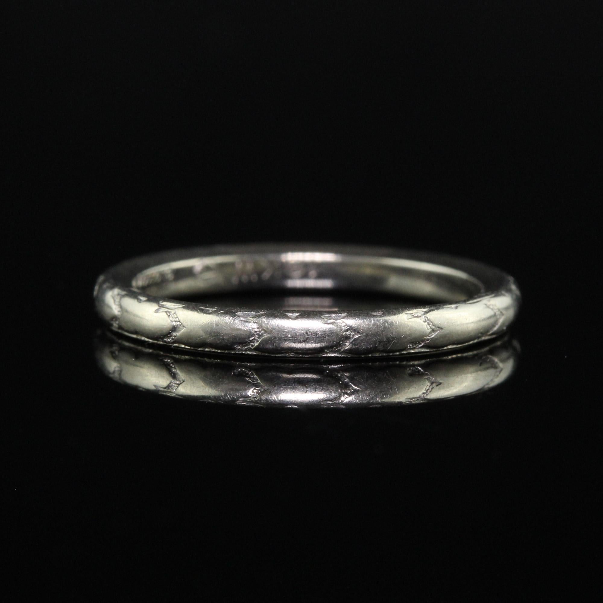 Antique Art Deco Orange Blossom 18K White Gold Engraved Wedding Band - Size 4 1/ In Good Condition For Sale In Great Neck, NY