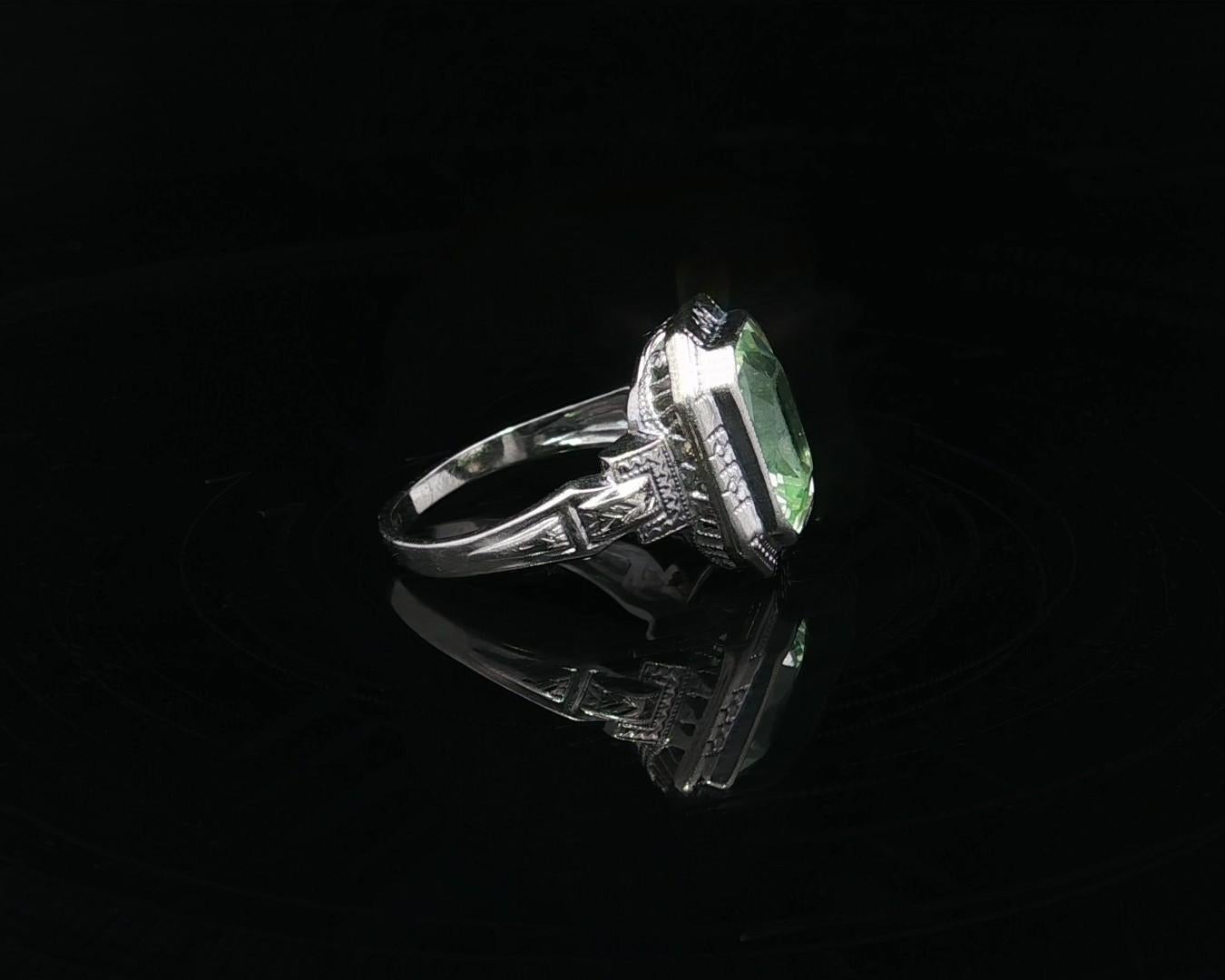 Bague ancienne Art Deco Ostby Barton 14k or blanc Améthyste verte gravée à la main en vente 4