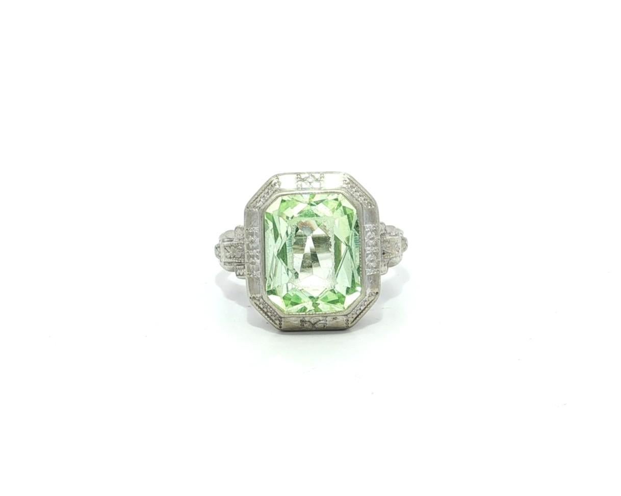 Bague ancienne Art Deco Ostby Barton 14k or blanc Améthyste verte gravée à la main en vente 7