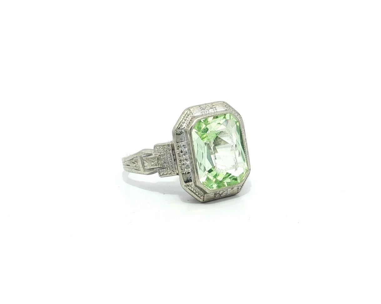 Bague ancienne Art Deco Ostby Barton 14k or blanc Améthyste verte gravée à la main en vente 8