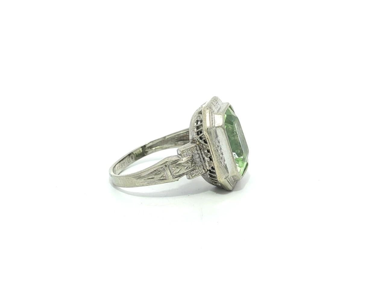 Bague ancienne Art Deco Ostby Barton 14k or blanc Améthyste verte gravée à la main en vente 9