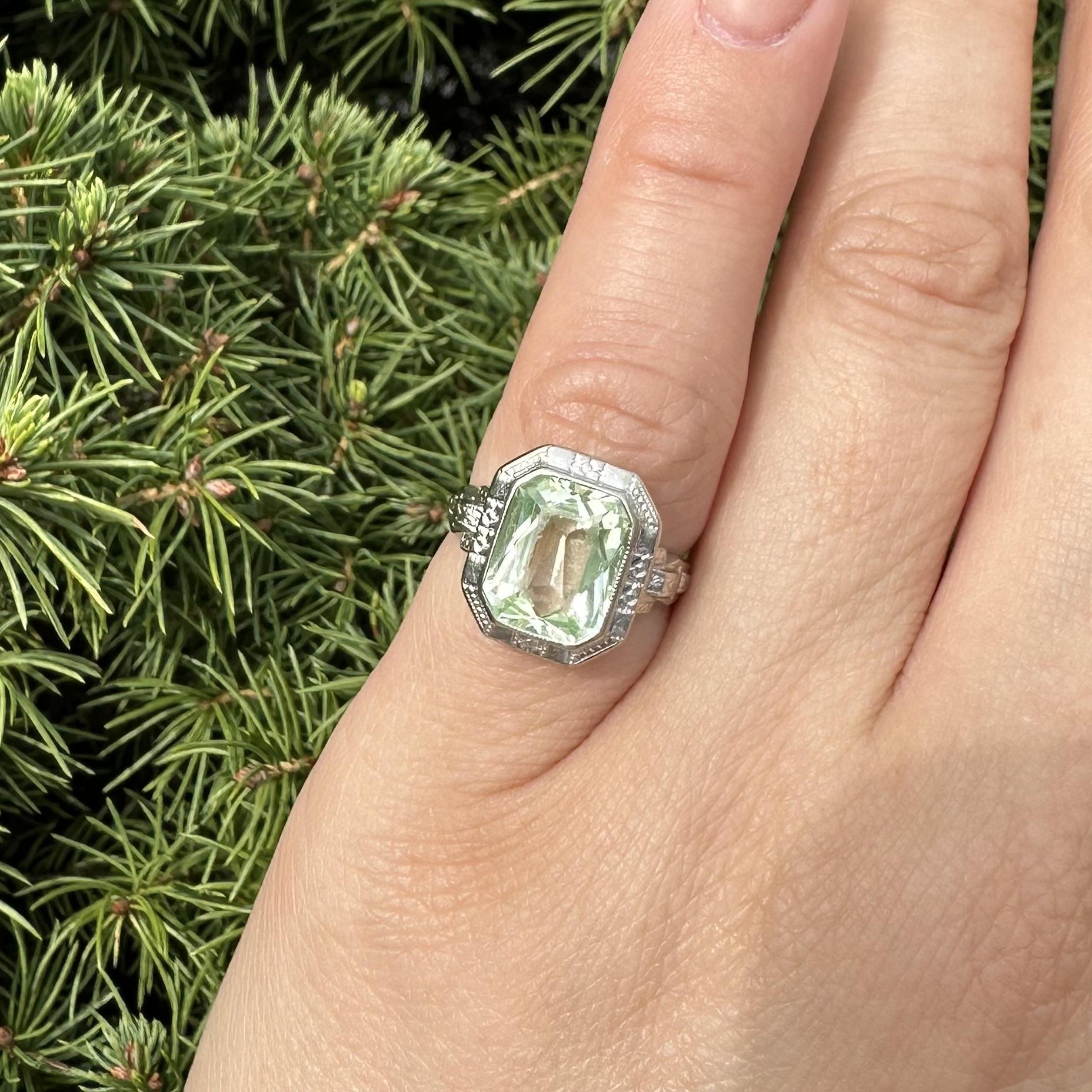 -Pierre(s)
(1) Améthyste véritable naturelle - taille émeraude - sertie - couleur verte - 10x8mm (approx.) 

MATERIAL : Or blanc massif 14k
Poids : 3,1 grammes
Taille de la bague : 4.0 (ajustée au doigt, veuillez nous contacter avant l'achat si vous