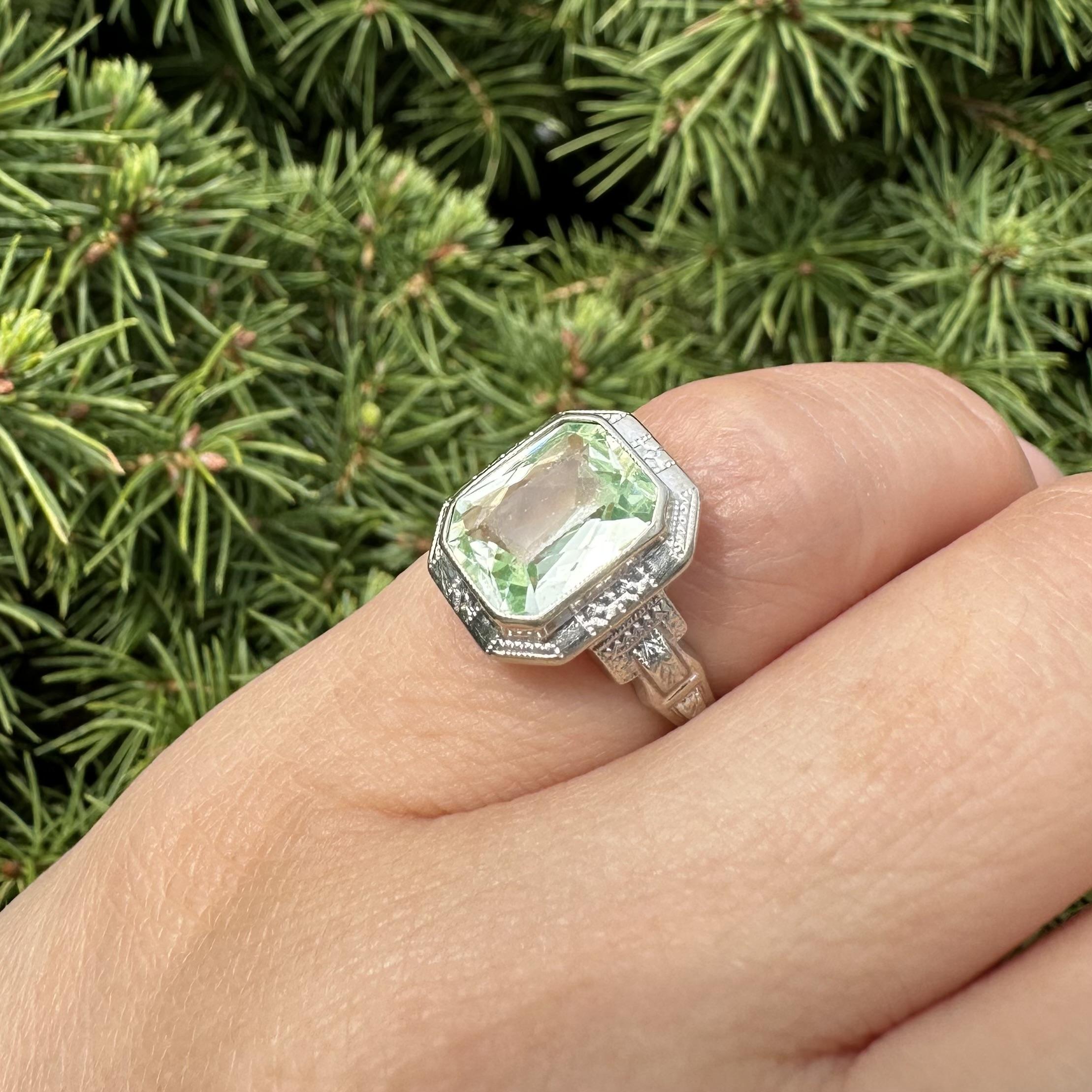 Art déco Bague ancienne Art Deco Ostby Barton 14k or blanc Améthyste verte gravée à la main en vente