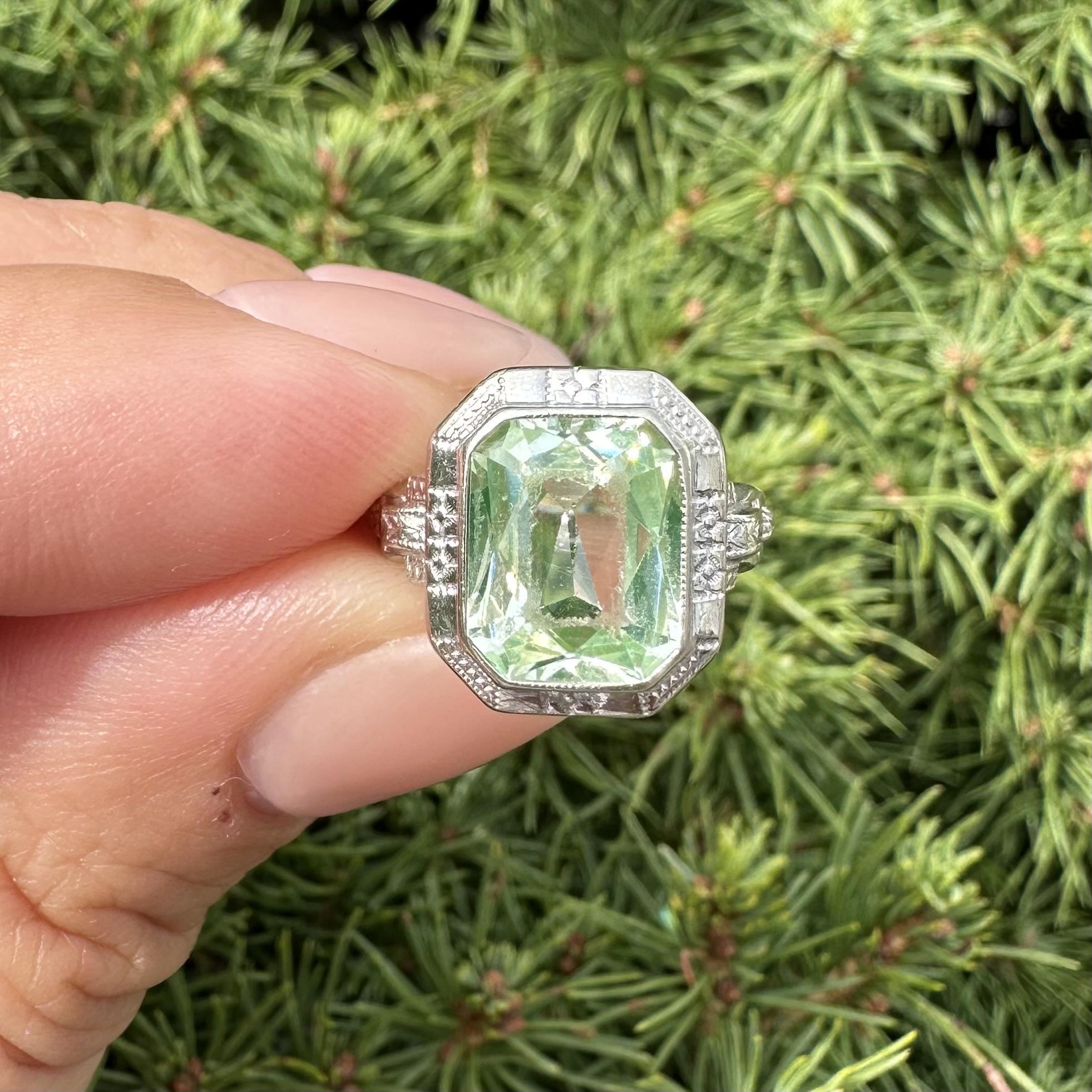 Taille émeraude Bague ancienne Art Deco Ostby Barton 14k or blanc Améthyste verte gravée à la main en vente