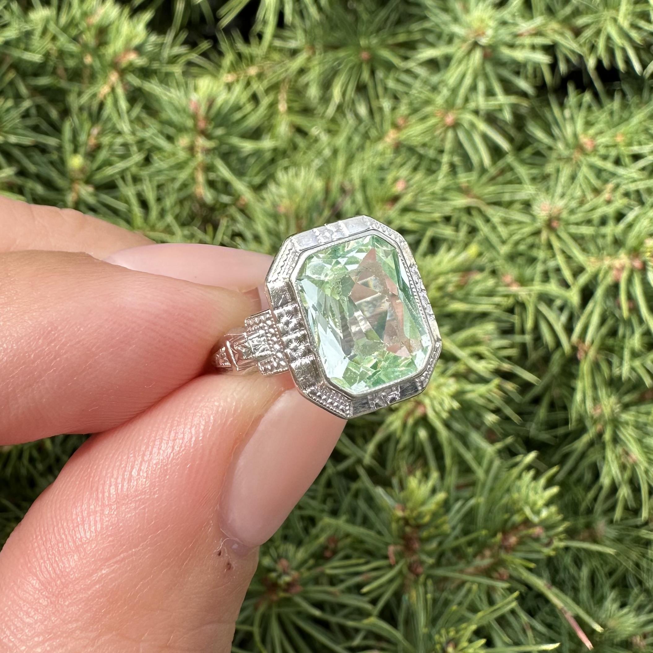 Bague ancienne Art Deco Ostby Barton 14k or blanc Améthyste verte gravée à la main Bon état - En vente à Montclair, NJ