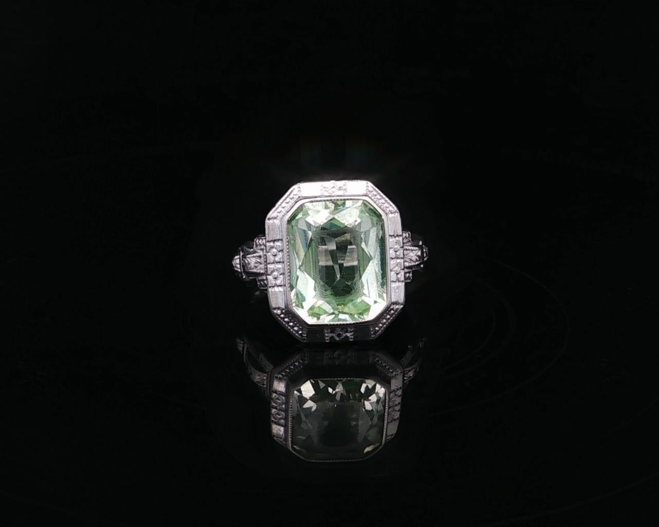 Bague ancienne Art Deco Ostby Barton 14k or blanc Améthyste verte gravée à la main Pour femmes en vente