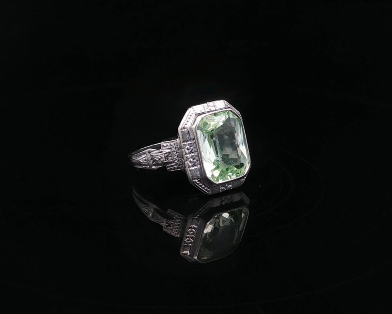 Bague ancienne Art Deco Ostby Barton 14k or blanc Améthyste verte gravée à la main en vente 1